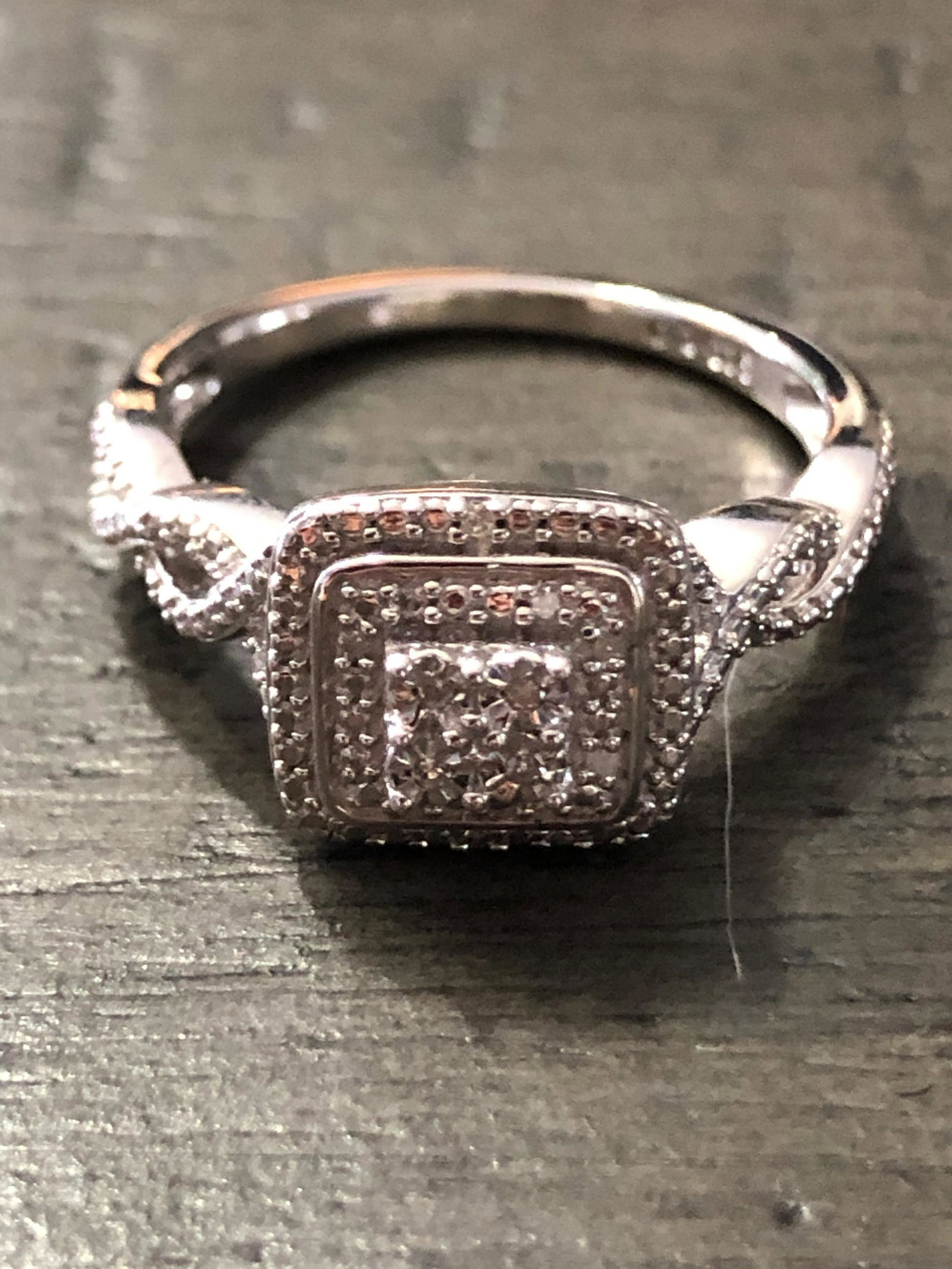 KAY'S STERLING SILVER WEDDING RING: KAY'S STERLING SILVER WEDDING RING. IN MINT OVERALL SHAPE AND CONDITION. A GREAT ADDITION TO YOUR COLLECTION