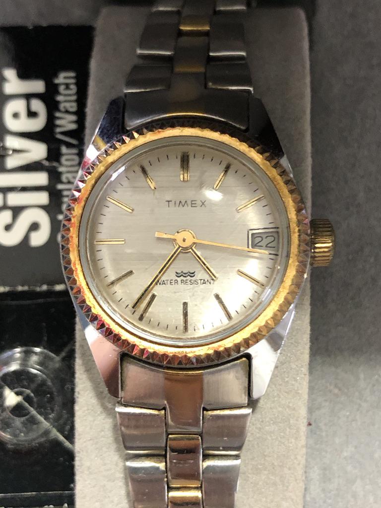 VINTAGE MENS TIMEX 2-TONE WRISTWATCH: VINTAGE MENS TIMEX 2-TONE WRISTWATCH. PLEASE VIEW PICTURES FOR CONDITION.