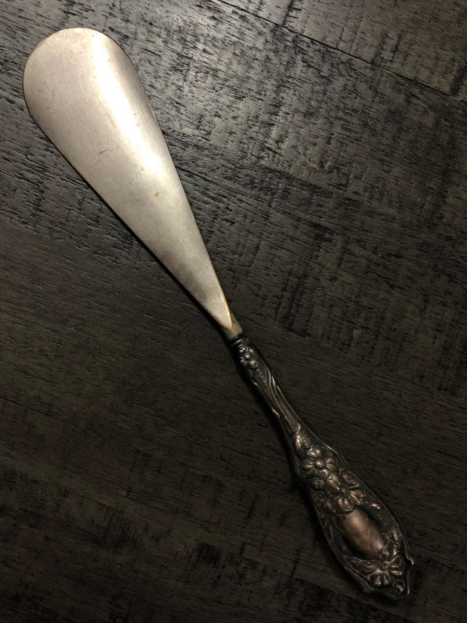 1800's Silver MOP handle shoe horn: 1800's Silver MOP handle shoe horn. In mint overall shape and condition. A great find and an excellent addition to your collection.