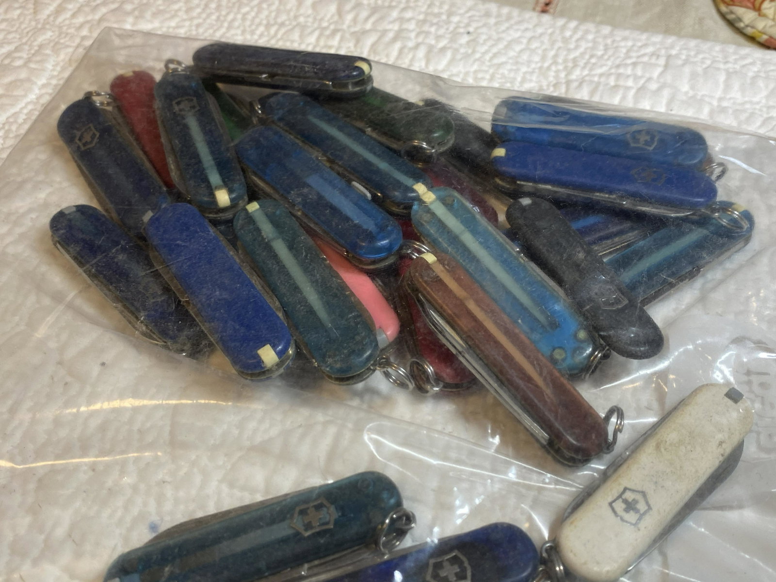 HUGE LOT OF SWISS ARMY POCKET KNIVES: HUGE LOT OF SWISS ARMY POCKET KNIVES. OVER 50+ PIECES. A GREAT ADDITION TO YOUR COLLECTION.