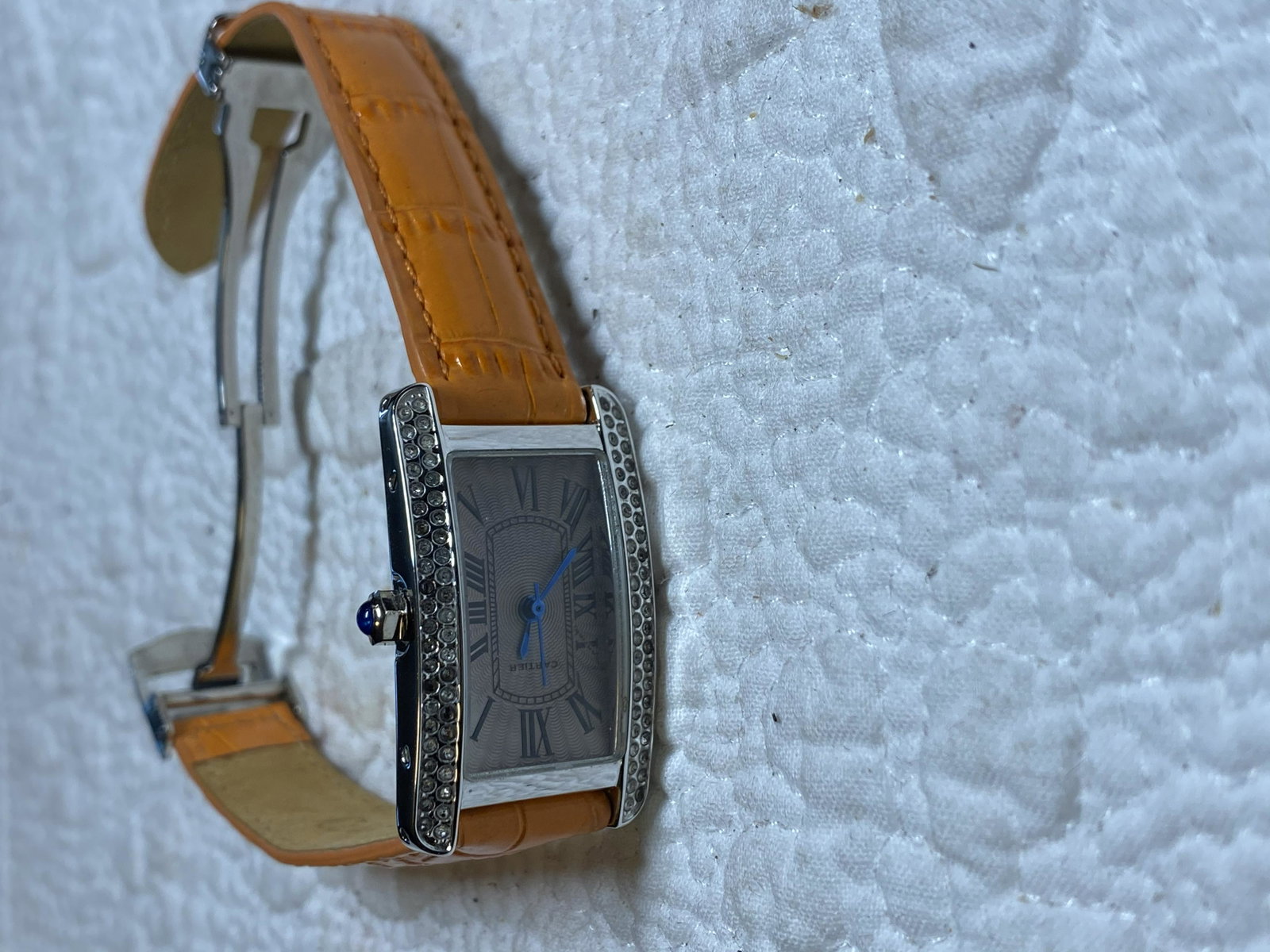 CARTIER LADIES TANK WATCH - UNAUTHENTICATED: CARTIER LADIES TANK WATCH - UNAUTHENTICATED. PLEASE VIEW PICTURES. THIS LOT HAS NOT BEEN AUTHENTICATED OR TESTED. WATCH DOES RUN.