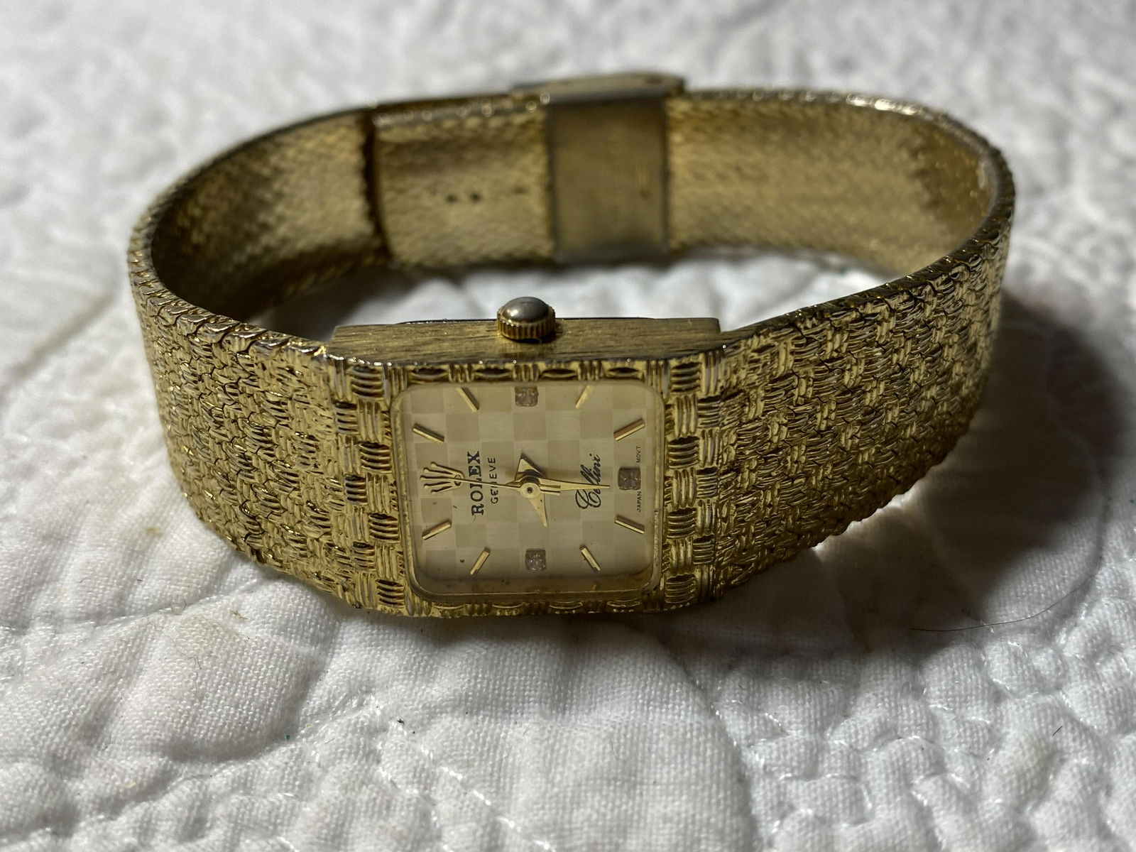 ROLEX CELLINI GOLD LADIES WATCH - UNAUTHENTICATED: ROLEX CELLINI GOLD LADIES WATCH - UNAUTHENTICATED. PLEASE VIEW ALL DETAILED PICTURES. MIGHT NEED SERVICING. SOLD AS-IS.