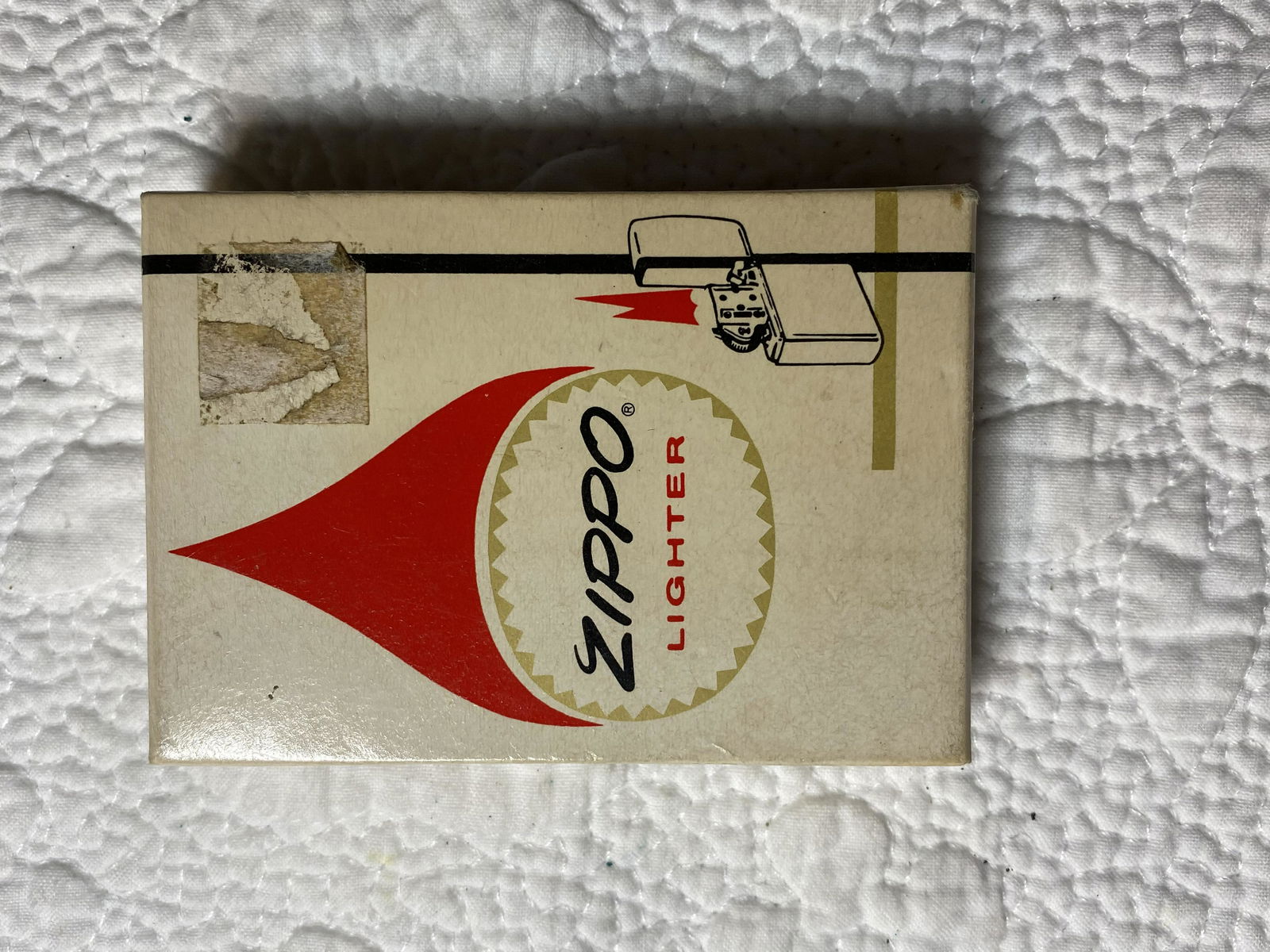 RARE VINTAGE ZIPPO LIGHTER W/CASE: RARE VINTAGE ZIPPO LIGHTER W/CASE. IN MINT OVERALL SHAPE AND CONDITION. A GREAT ADDITION TO YOUR COLLECTION.