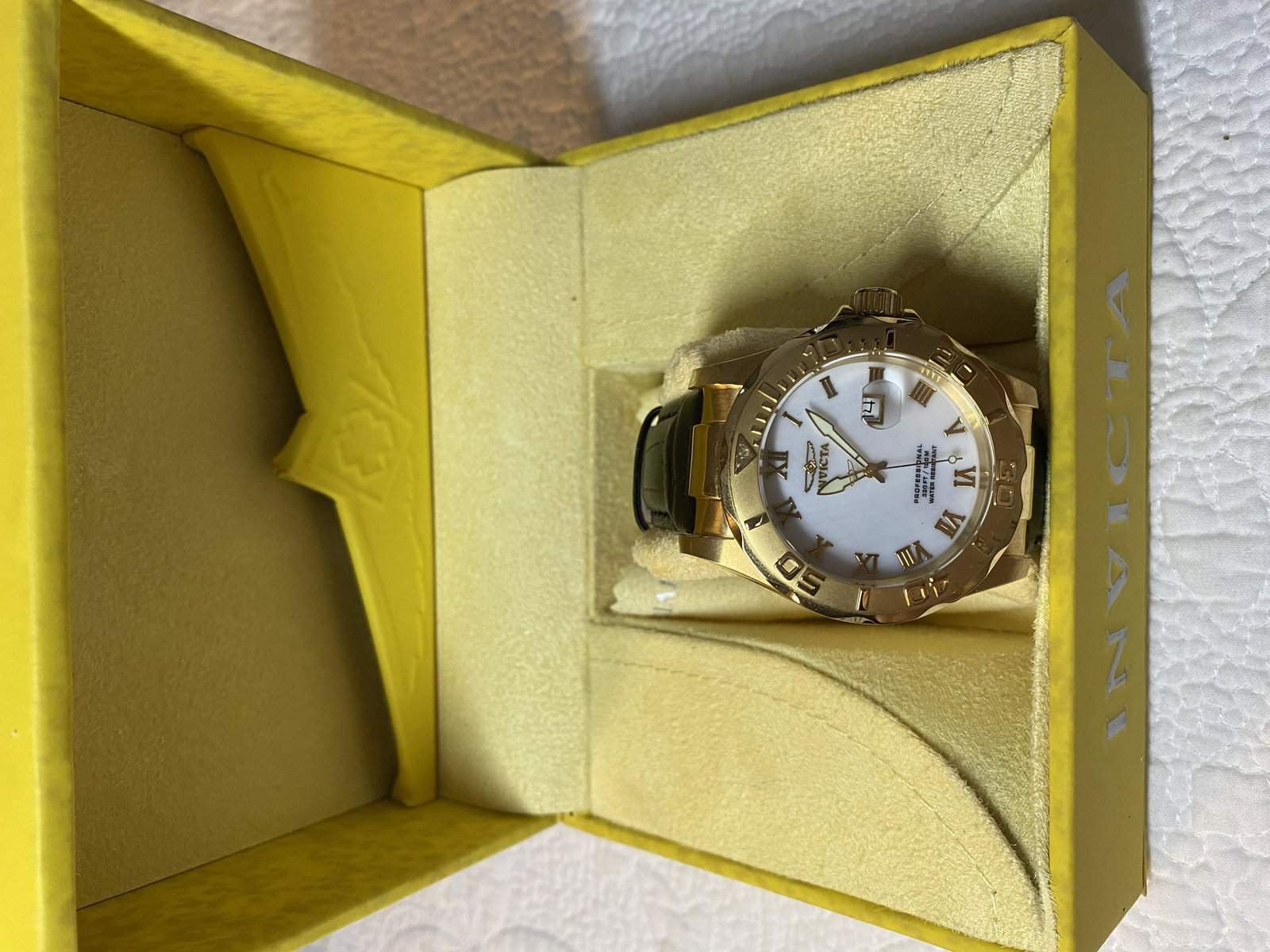 MENS INVICTA DIVERS GOLD WATCH: MENS INVICTA DIVERS GOLD WATCH. IN LIKE NEW CONDIITON. COMES WITH THE ORIG. BOX PICTURED. A GREAT FIND AND AN EXCELLENT ADDITION TO YOUR COLLECTION.