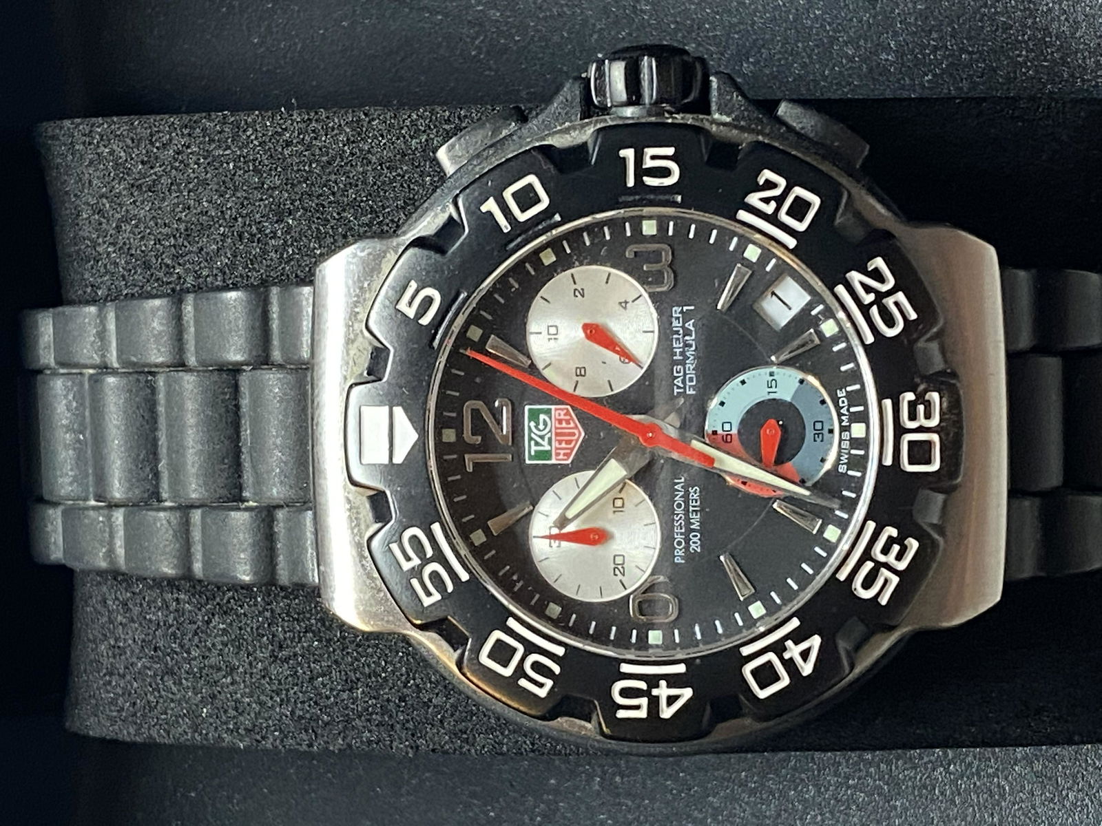 TAG HEUER PROFESSIONAL FORMULA 1 WRISTWATCH W/BOX: TAG HEUER PROFESSIONAL FORMULA 1 WRISTWATCH W/BOX. IN MINT OVERALL SHAPE AND CONDITION. RUNS AND KEEPS GOOD TIME. A GREAT ADDITION TO YOU WATCH COLLECTION.