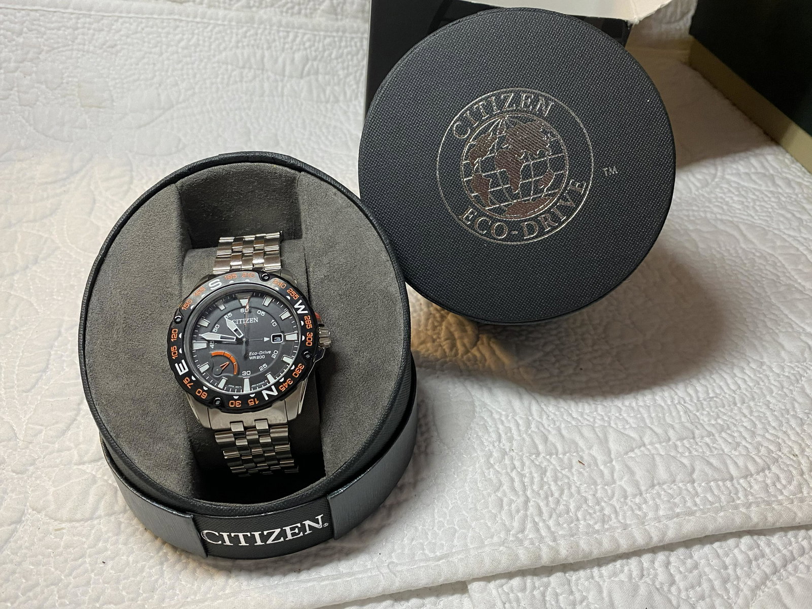 CITIZEN ECO-DRIVE WR 200 CHRONOGRAPH WATCH W/BOX: CITIZEN ECO-DRIVE WR 200 CHRONOGRAPH WATCH W/BOX. IN MINT OVERALL SHAPE AND CONDITION. WORKS AND KEEPS GOOD TIME. COMES WITH THE ORIGINAL BOX. A GREAT FIND AND AN EXCELLENT ADDITION TO YOUR COLLECTION