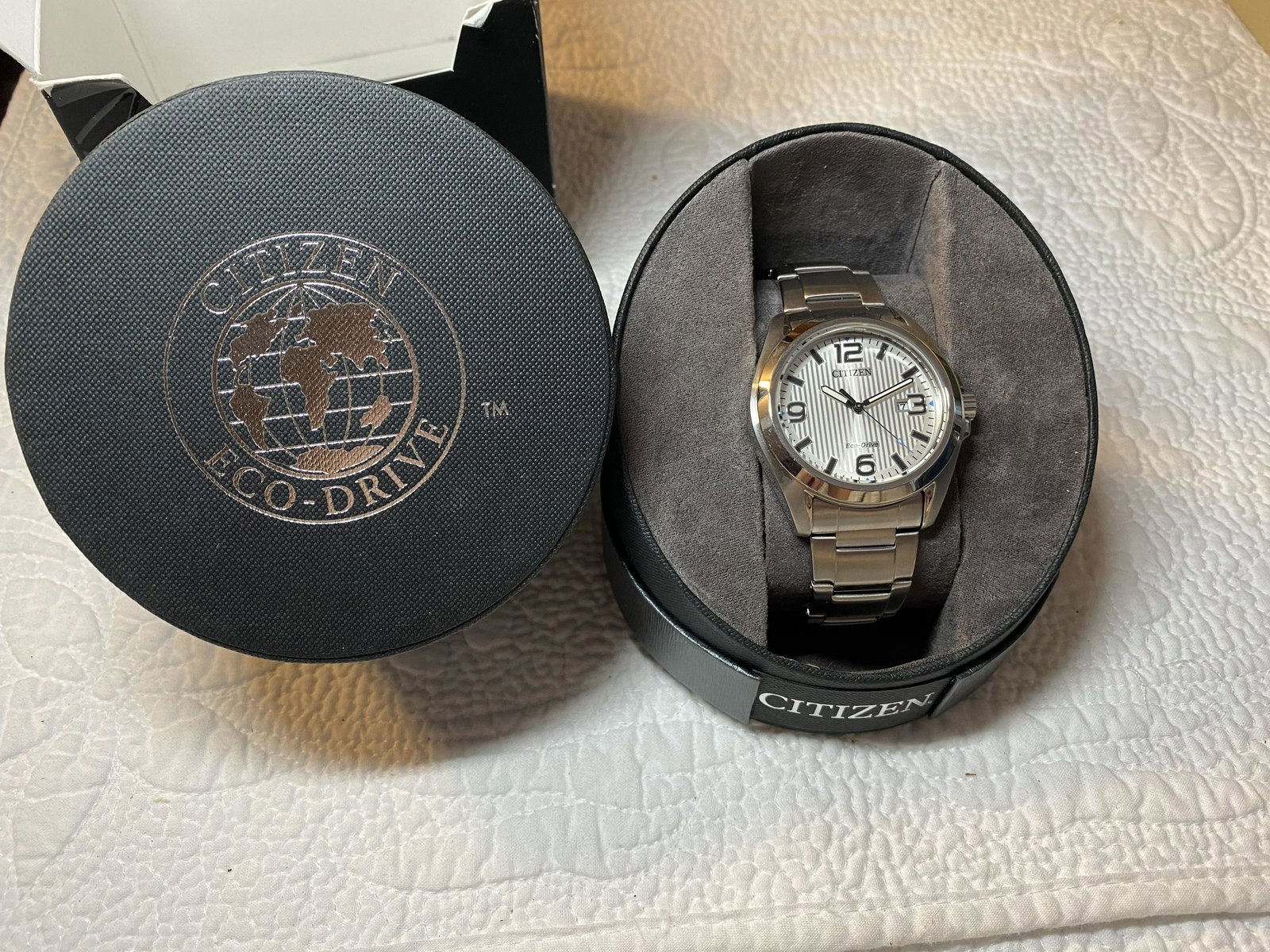 CITIZEN ECO-DRIVE MENS WATCH WITH ORIG. BOX: CITIZEN ECO-DRIVE MENS WATCH WITH THE ORIGINAL BOX. LOOKS LIKE NEW. READY TO WEAR. RUNS AND KEEPS GOOD TIME. A GREAT FIND AND AN EXCELLENT ADDITION TO YOUR COLLECTION.