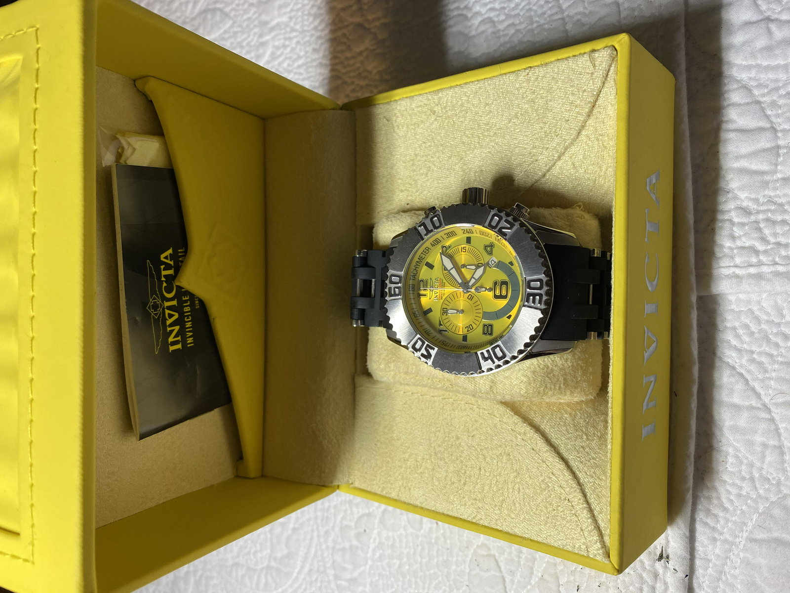 INVICTA CHRONOGRPAH SEASPIDER WATCH W/BOX: INVICTA CHRONOGRPAH SEASPIDER WATCH W/BOX. COMES IN THE ORIGINAL BOX. MIGHT NEED NEW BATTERIES. VERY LIGHTLY WORN. LIKE NEW CONDITION. A GREAT FIND!!