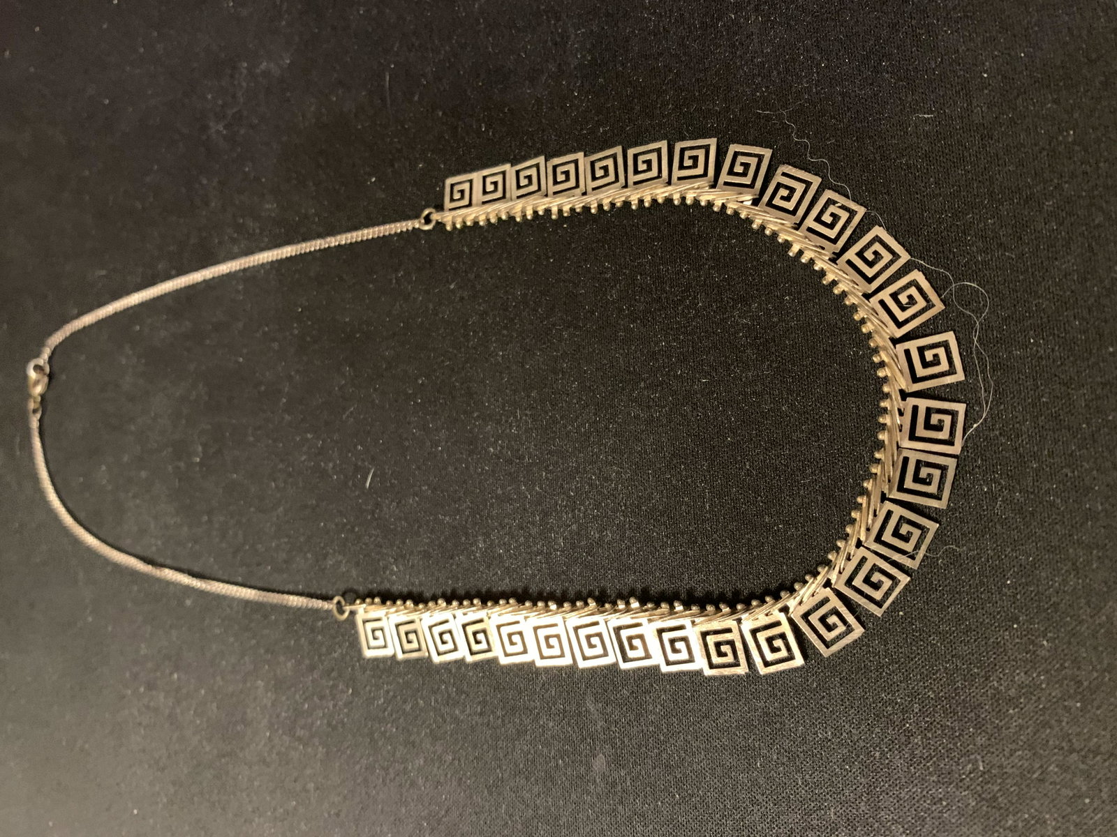 GIVENCHY DESIGN LADIES GOLD NECKLACE: GIVENCHY DESIGN LADIES GOLD NECKLACE. IN GOOD OVERALL SHAPE AND CONDITION. A GREAT NECKLACE FOR EVERYDAY WEAR.
