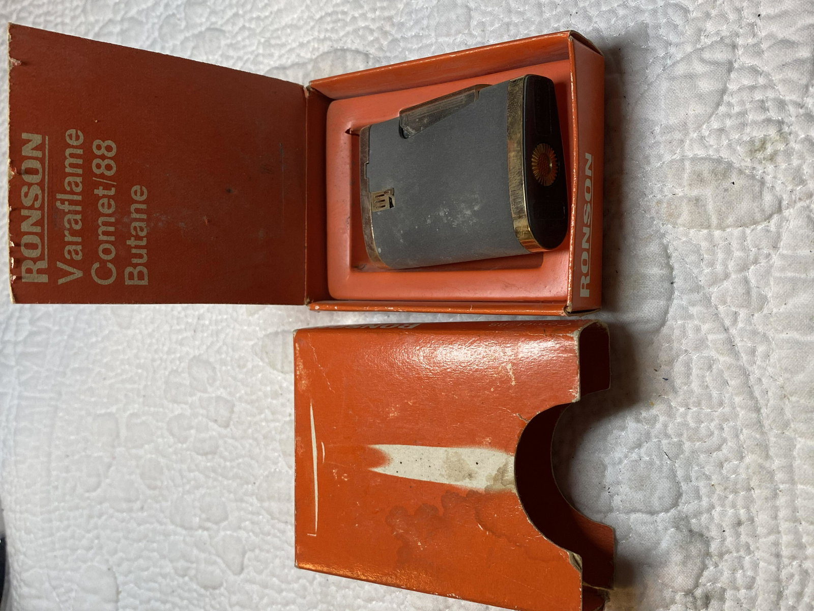 VINTAGE RONSON VARAFLAME COMET 88 LIGHTER IN CASE: VINTAGE RONSON VARAFLAME COMET 88 LIGHTER IN CASE. A GREAT ADDITION TO YOUR COLLECTION.