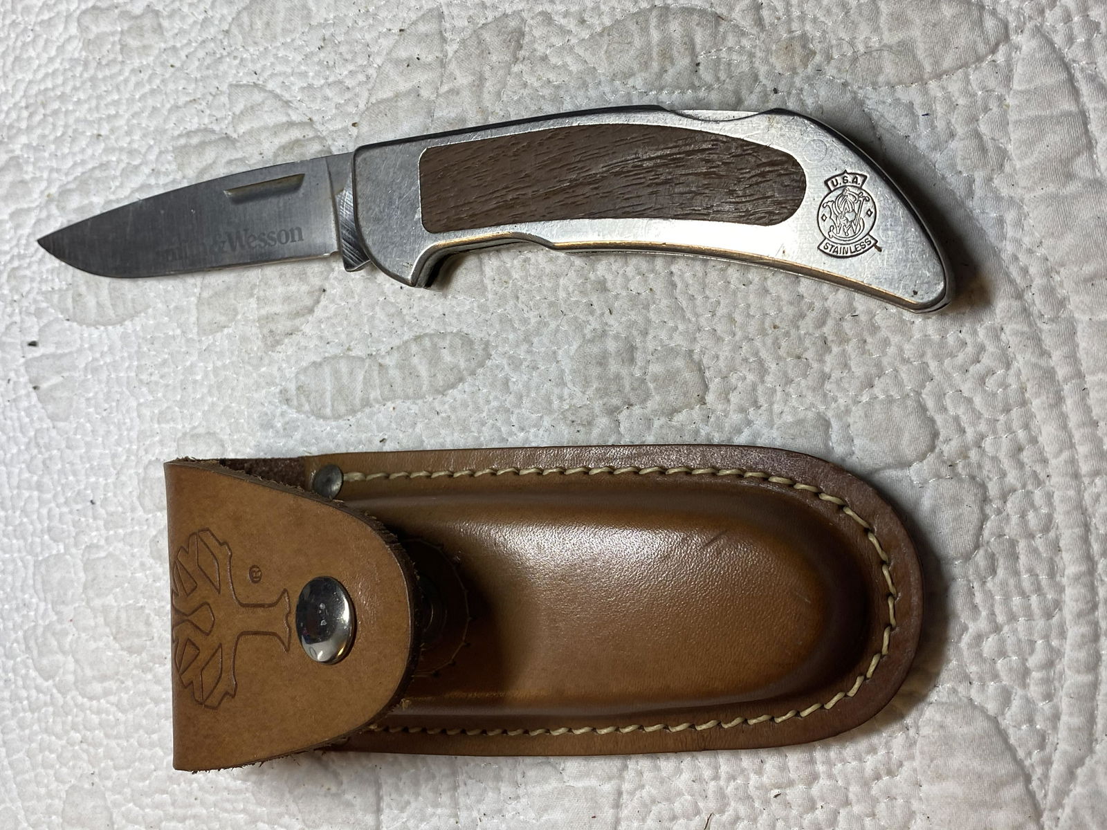 SMITH & WESSON USA POCKET KNIFE: SMITH & WESSON USA POCKET KNIFE. A GREAT FIND AND AN EXCELLENT ADDITION TO YOUR COLLECTION.