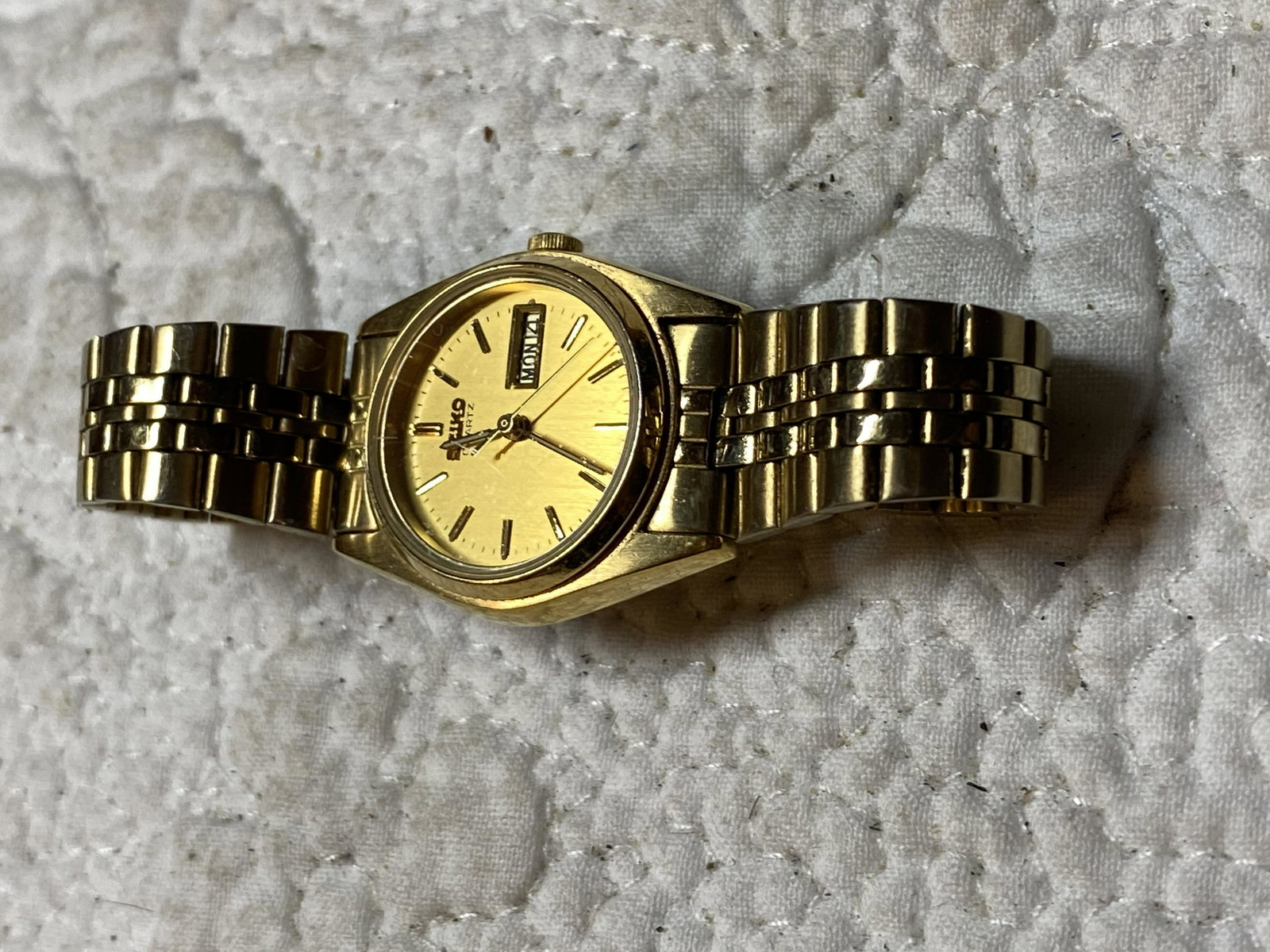 VINTAGE GOLD SEIKO QUARTZ WRISTWATCH: VINTAGE GOLD SEIKO QUARTZ WRISTWATCH. A GREAT ADDITION TO YOUR COLLECTION.