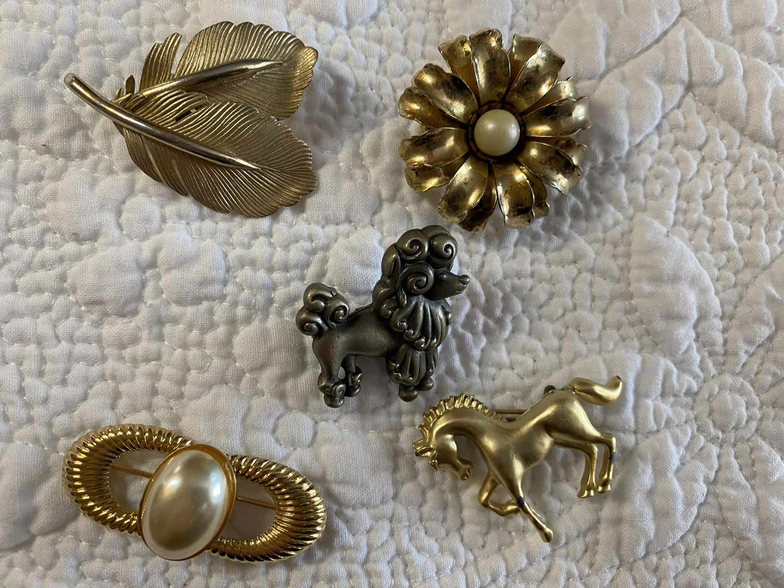 LOT OF (5) HIGH GRADE LADIES GOLD SILVER BROCHES: LOT OF (5) HIGH GRADE LADIES GOLD SILVER BROCHES. A GREAT FIND AND AN EXCELLENT ADDITION TO YOUR COLLECTION. THIS LOT HAS NOT BEEN TESTED.