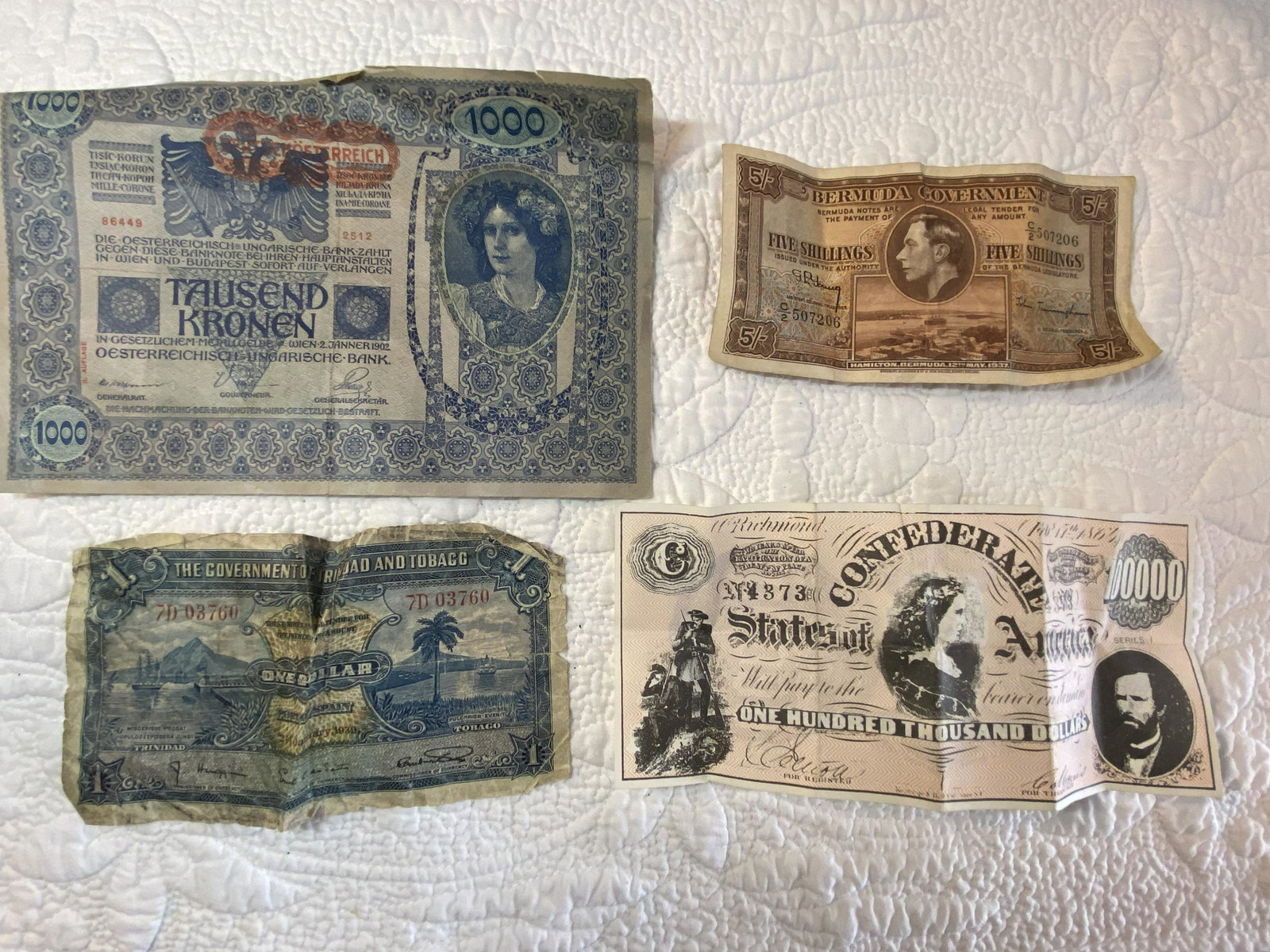 VINTAGE LOT OF CONFEDERATE & FOREIGN CURRENCY: VINTAGE LOT OF CONFEDERATE & FOREIGN CURRENCY NOTES/BILLS. PLEASE VIEW PICTURES.
