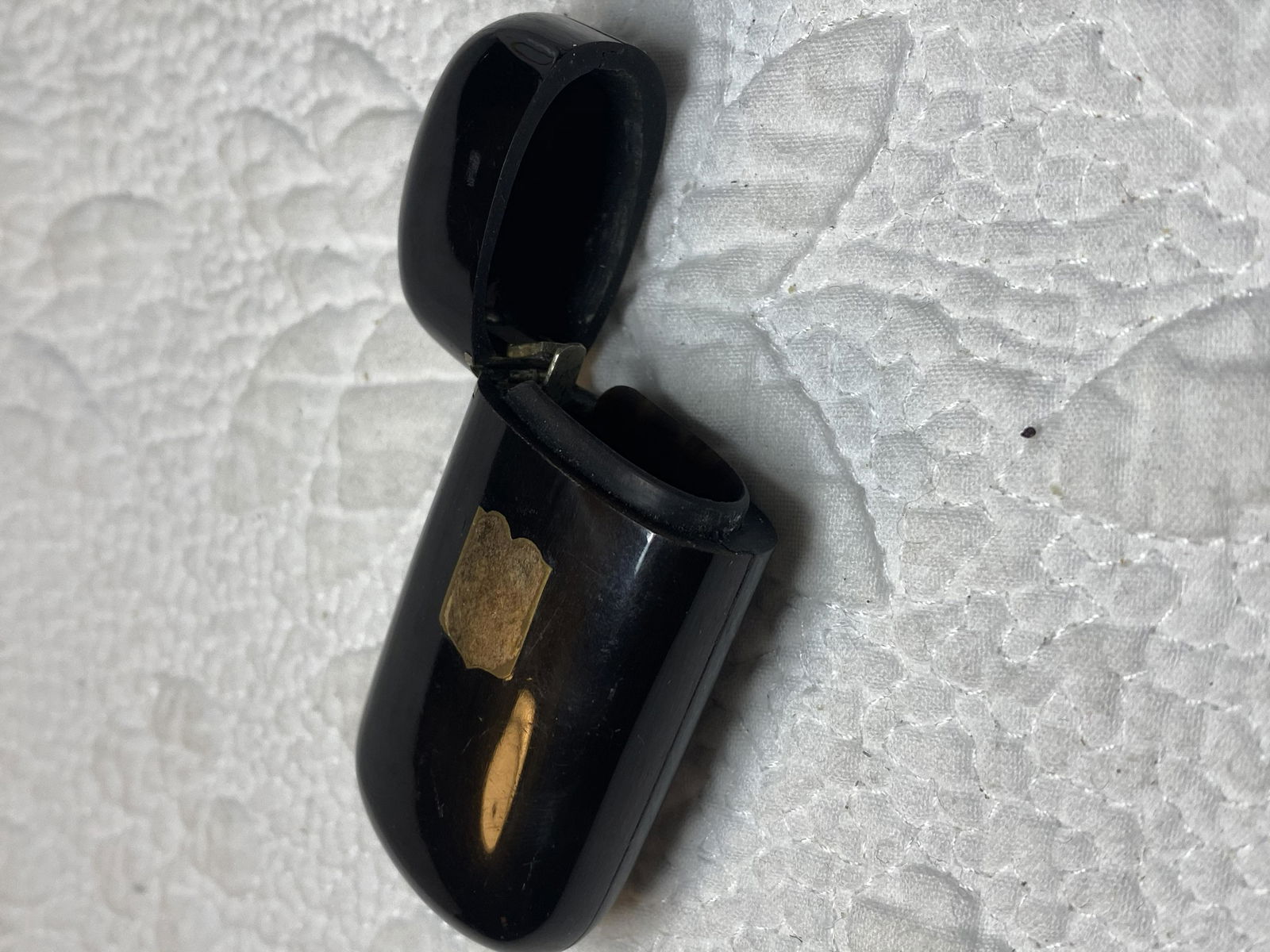 ANTIQUE CIVIL WAR EBONY WOOD OFFICERS POCKET CASE: ANTIQUE CIVIL WAR EBONY WOOD OFFICERS POCKET CASE. THIS WOULD'VE BEEN AN OFFICERS PERSONAL ITEM. BEAUTIFUL INLAID GOLD SHIELD DESIGN ON THE FRONT OF THE CASE. A GREAT ADDITION TO YOUR COLLECTION.