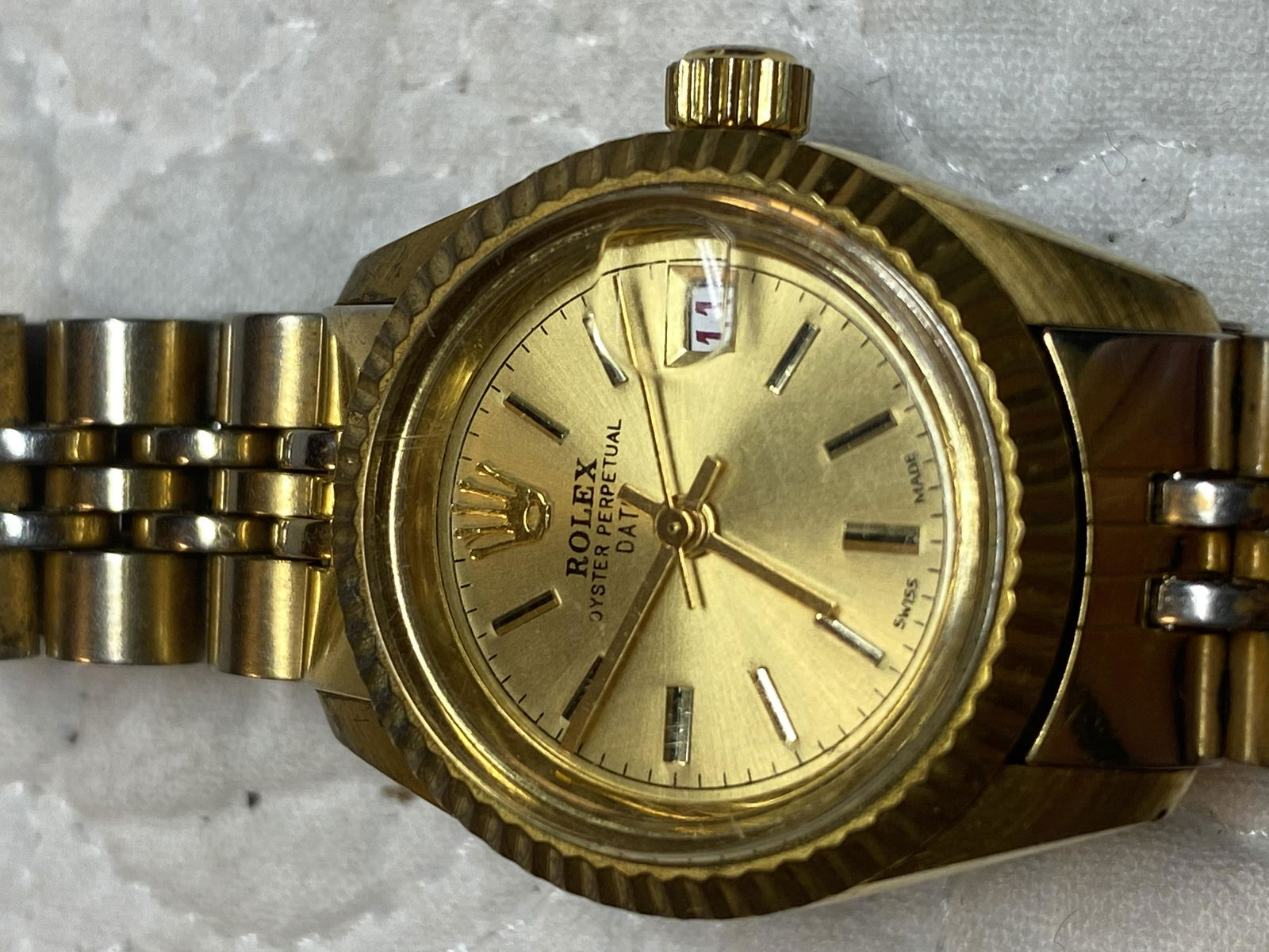 ROLEX DATE LADIES WATCH - UNAUTHENTICATED: ROLEX DATE LADIES WATCH - UNAUTHENTICATED. THIS IS AN ESTATE FIND. A GREAT ADDITION TO YOUR COLLECTION. WATCH RUNS AND KEEPS TIME.