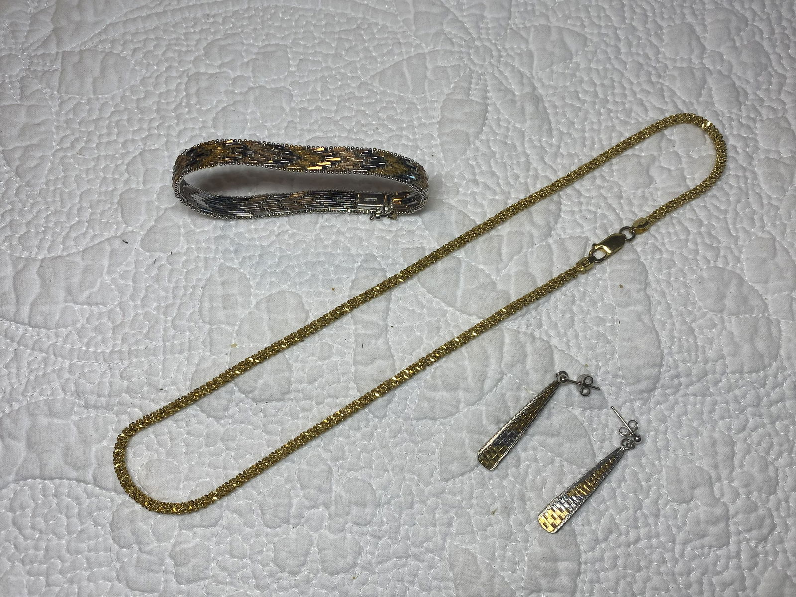 HIGH GRADE LOT OF GOLD AND SILVER JEWELRY: HIGH GRADE LOT OF GOLD AND SILVER JEWELRY