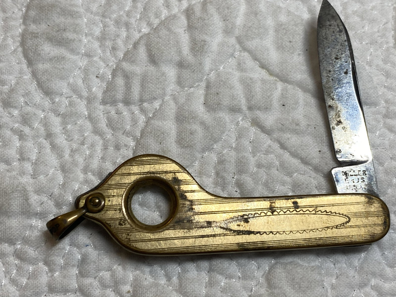 ANTIQUE GOLD CIGAR CUTTER W/KNIFE: ANTIQUE GOLD CIGAR CUTTER W/KNIFE. A GREAT ADDITION TO YOUR COLLECTION.