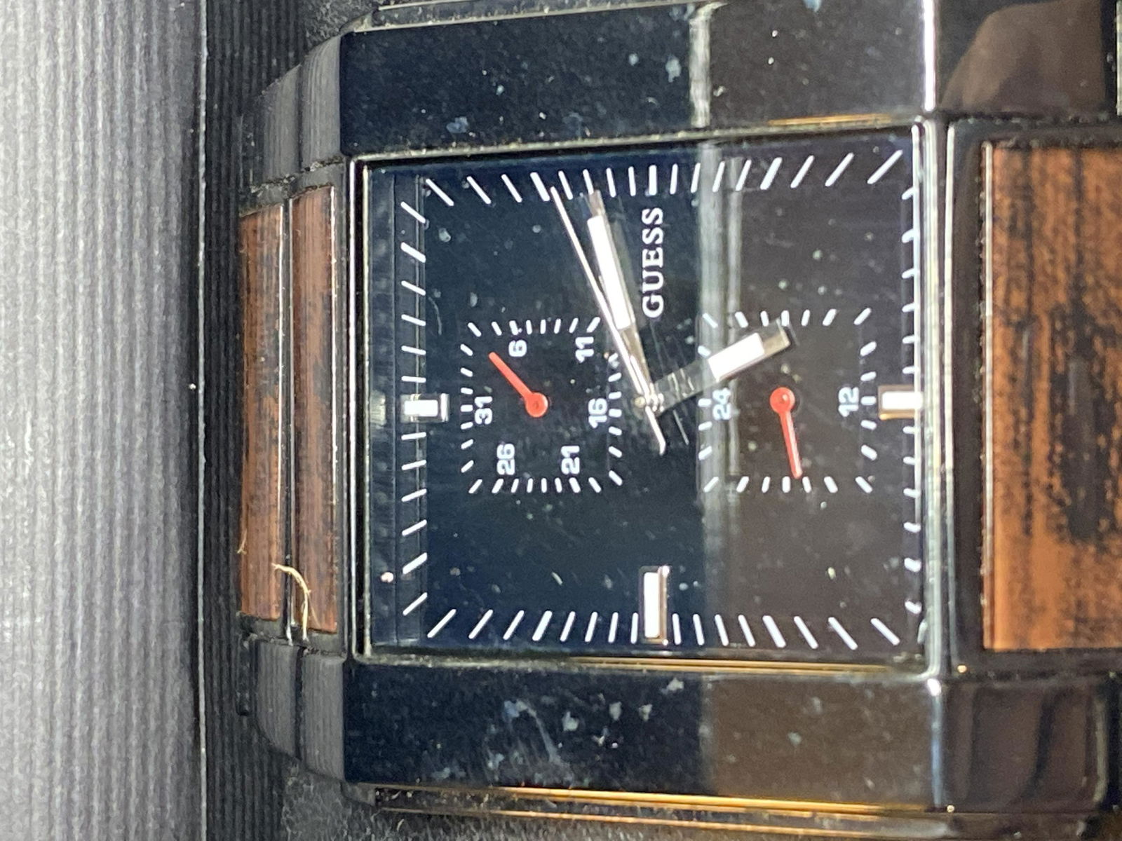 MENS GUESS WATCH WITH ORIG. CASE: MENS GUESS WATCH WITH ORIG. CASE