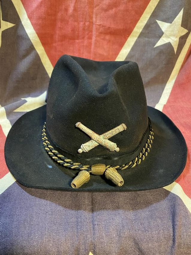 RARE CIVIL WAR CONFEDERATE ARTILLERY OFFICERS SLOUCH: RARE CIVIL WAR CONFEDERATE ARTILLERY OFFICERS SLOUCH HAT. IN GOOD OVERALL SHAPE AND CONDITION WITH A BEAUTIFUL OVERALL PATINA. HAS THE CROSSED CANNONS ARTILLERY INSIGNIA ON THE FRONT. THE HAT CORD IS 
