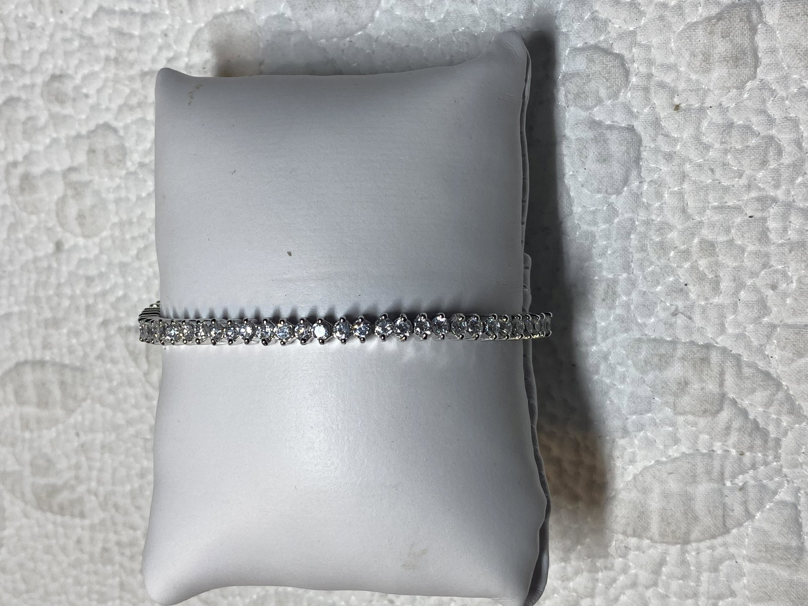 BEAUTIFUL STERLING SILVER LADIES TENNIS BRACELET: BEAUTIFUL STERLING SILVER LADIES TENNIS BRACELET. HAS A LOT OF BLING. A GREAT ADDITION TO YOUR COLLECTION.