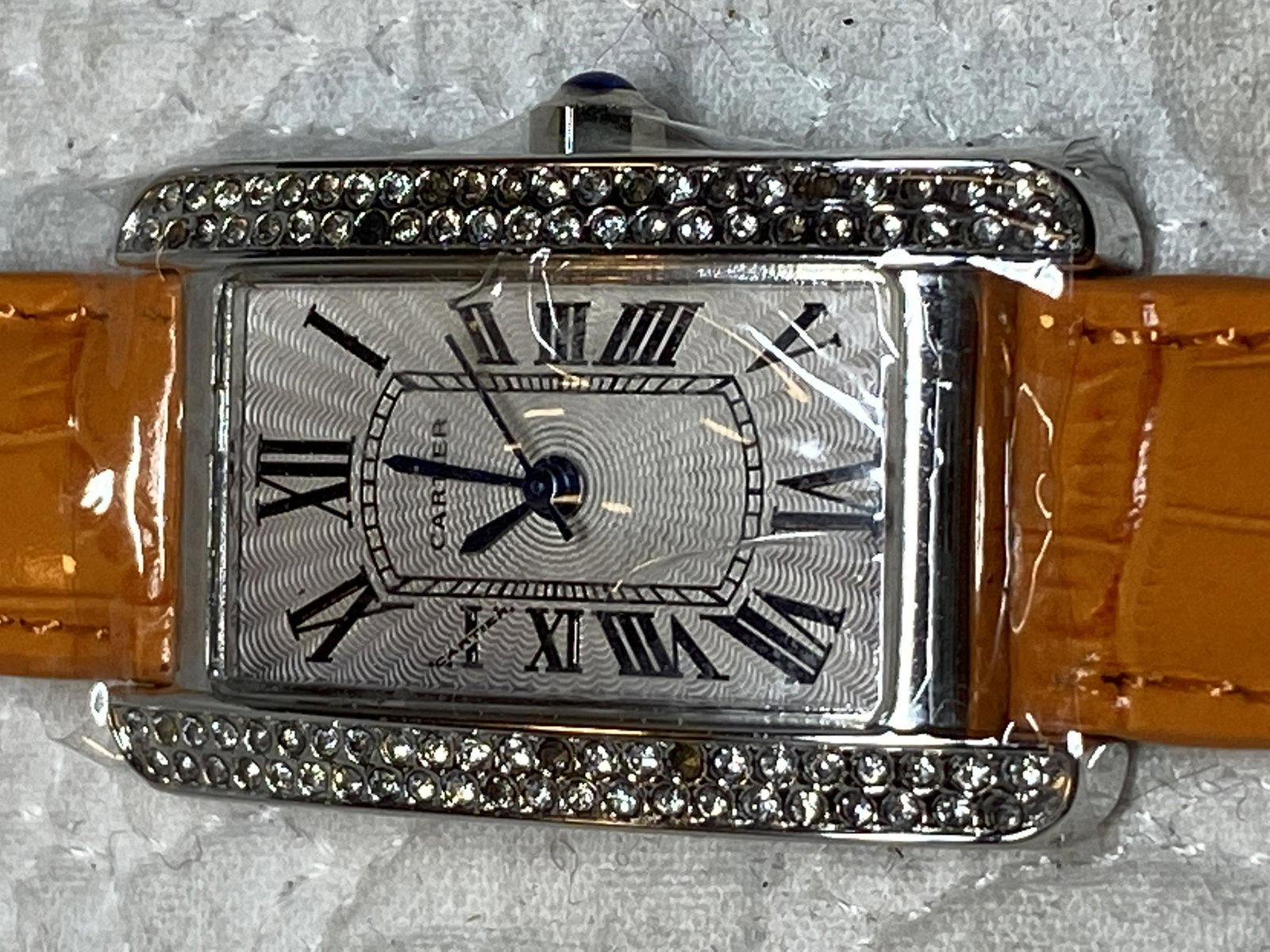 LADIES CARTIER DESIGNER WRISTWATCH - UNAUTHENTICATED: LADIES CARTIER DESIGNER WRISTWATCH - UNAUTHENTICATED. PLEASE VIEW ALL DETAILED PICTURES. APPEARS TO BE NEW. A GREAT FIND AND AN EXCELLENT ADDITION TO YOUR COLLECTION.