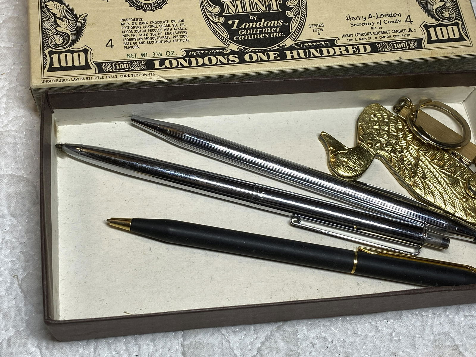 LOT OF VINTAGE PENS AND KEYCHAIN: LOT OF VINTAGE PENS AND KEYCHAIN.