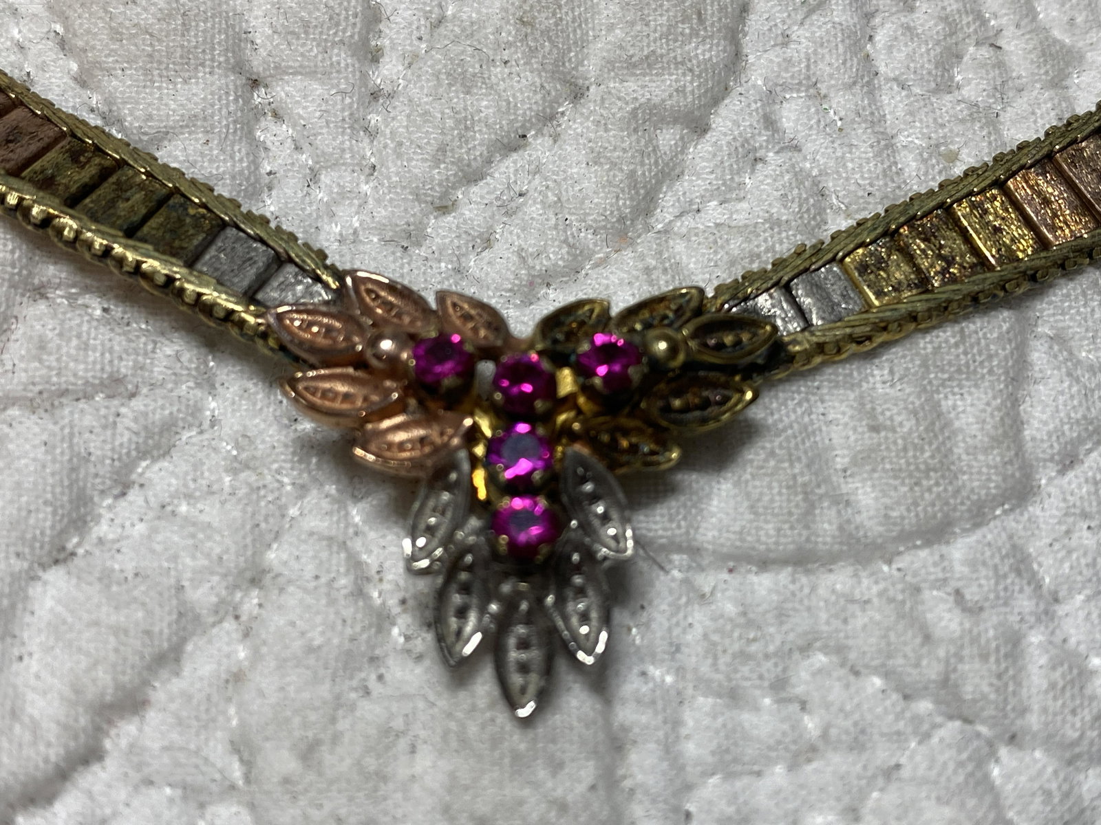 DESIGNER GOLD LADIES MULTI-GEMSTONE NECKLACE: DESIGNER GOLD LADIES MULTI-GEMSTONE NECKLACE. A GREAT FIND AND AN EXCELLENT ADDITION TO YOUR COLLECTION.