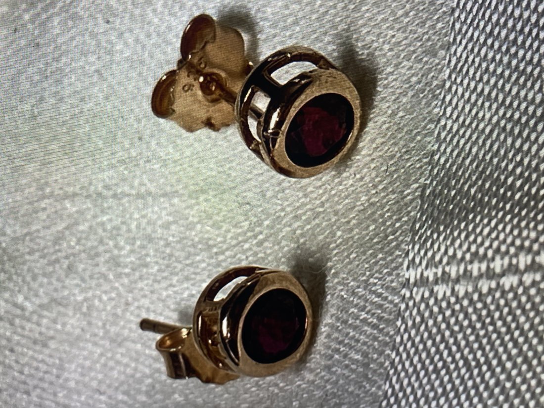 STERLING SILVER AND RUBY STUDS EARRINGS: STERLING SILVER AND RUBY STUDS EARRINGS