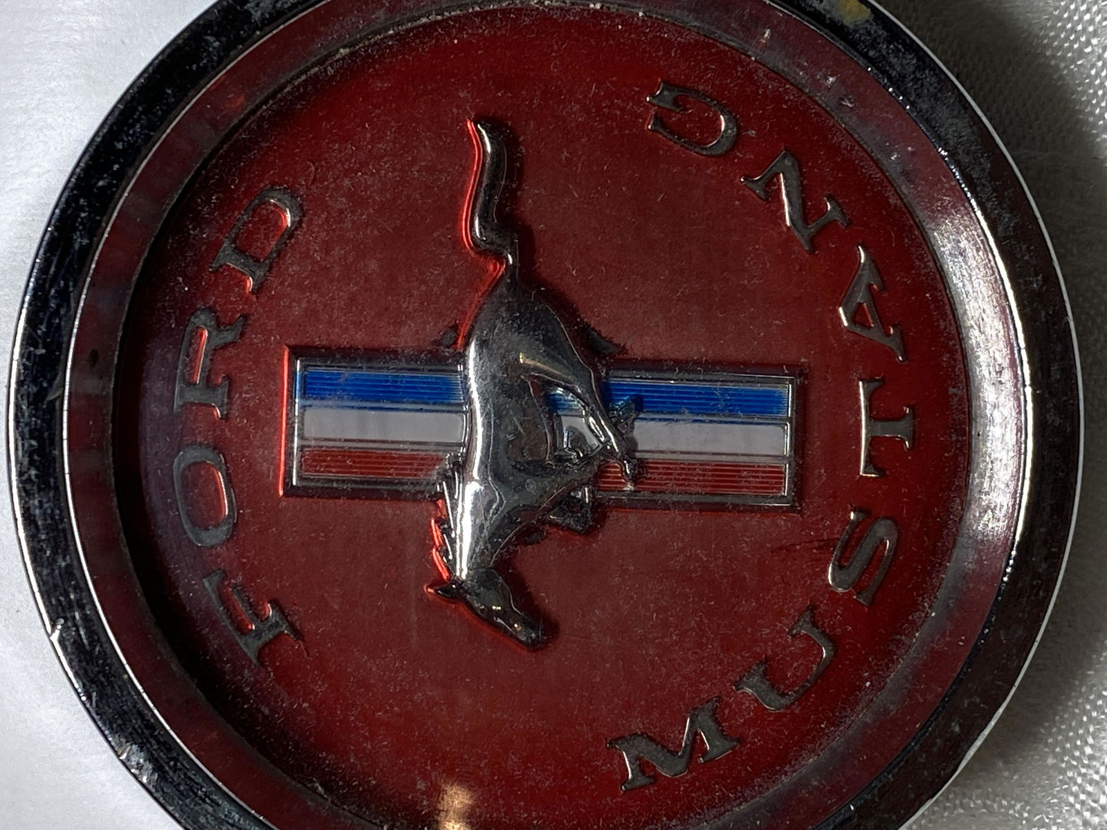 VINTAGE FORD MUSTANG 1960'S CAR EMBLEM: VINTAGE FORD MUSTANG 1960'S CAR EMBLEM. A GREAT ADDITION TO YOUR COLLECTION.