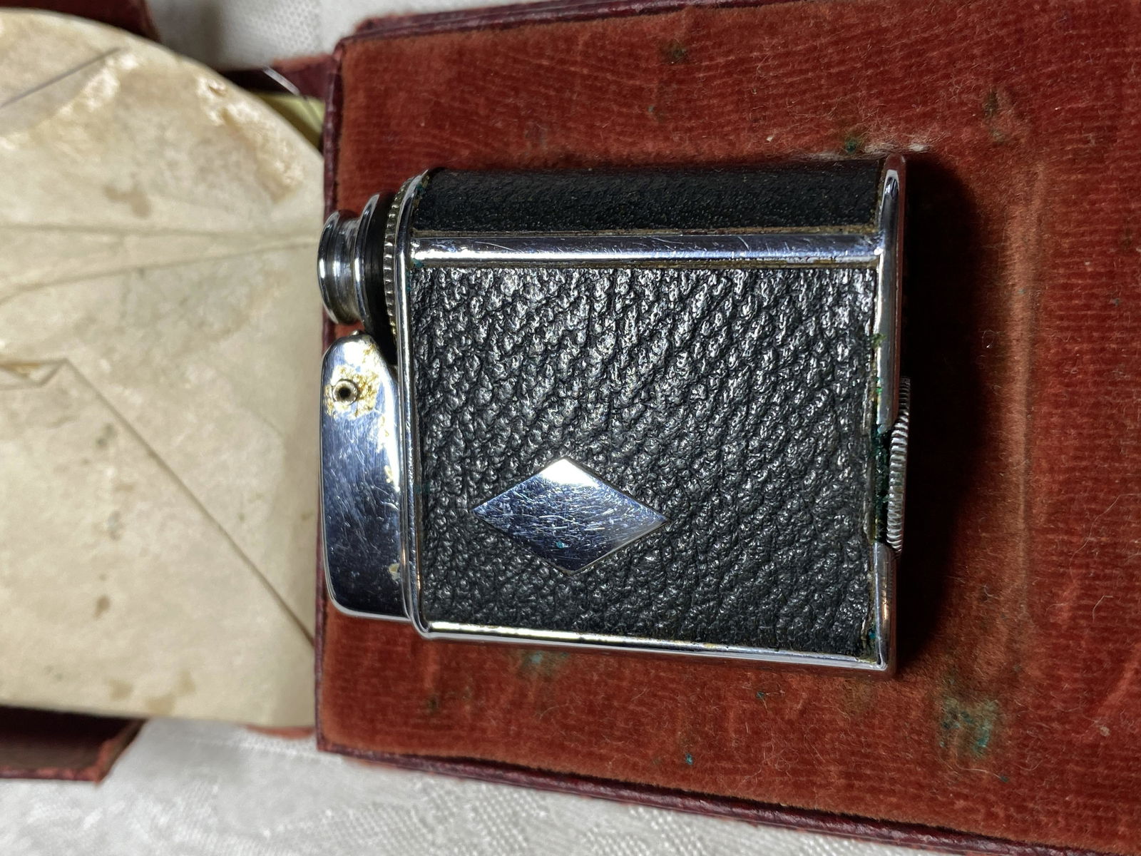 VINTAGE RONSON PERFU-MIST LIGHTER W/CASE: VINTAGE RONSON PERFU-MIST LIGHTER W/CASE. A GREAT FIND AND AN EXCELLENT ADDITION TO YOUR COLLECTION.