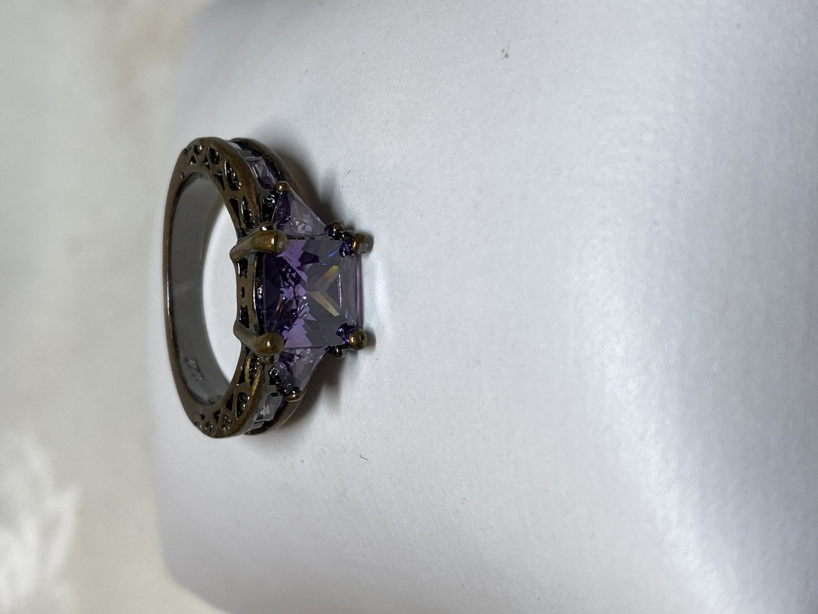 MARKED 10K GOLD AMETHYST RING - UNTESTED: MARKED 10K GOLD AMETHYST RING - UNTESTED. PLEASE VIEW PICTURES. SOLD AS FOUND. A GREAT RING FOR EVERYDAY WEAR.