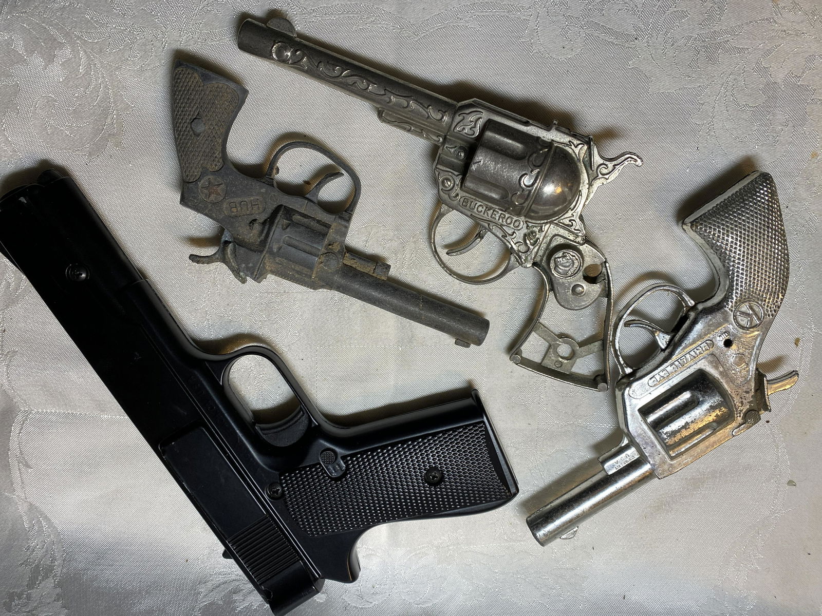 VINTAGE LOT OF COLLECTIBLE CAP GUNS: VINTAGE LOT OF COLLECTIBLE CAP GUNS