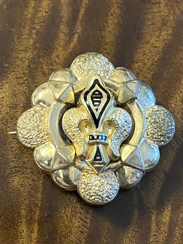 LOW KT GOLD VICTORIAN LADIES BROOCH PENDANT: LOW KT GOLD VICTORIAN LADIES BROOCH PENDANT. A GREAT ADDITION TO YOUR COLLECTION.