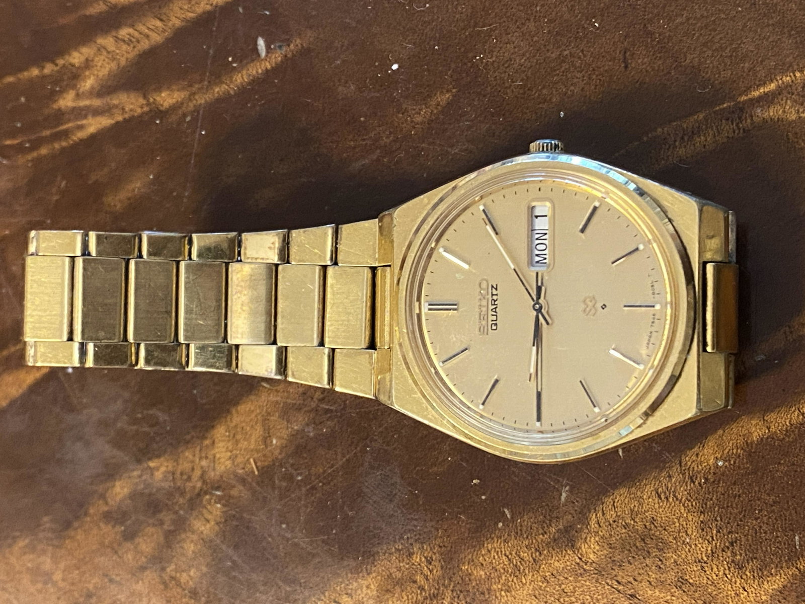 VINTAGE MENS SEIKO QUARTZ WRISTWATCH: VINTAGE MENS SEIKO QUARTZ WRISTWATCH. A GREAT FIND AND AN EXCELLENT ADDITION TO YOUR COLLECTION.