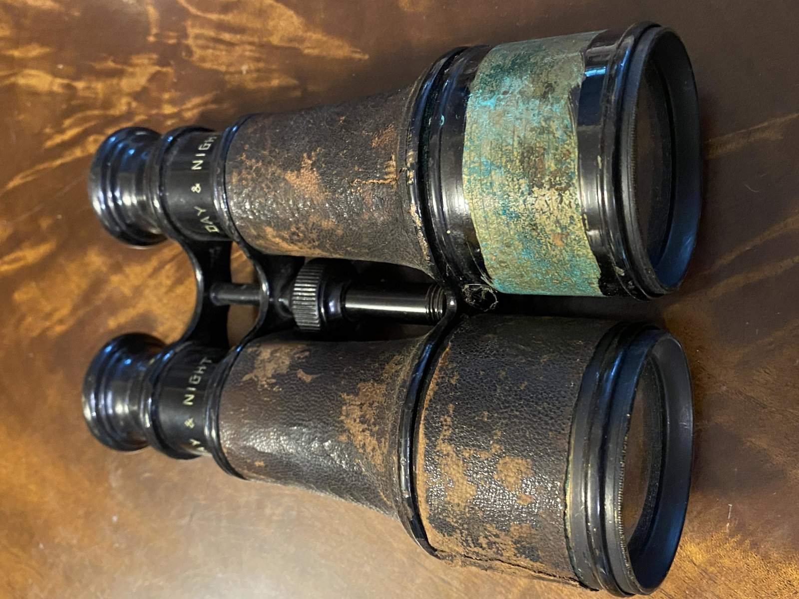 RARE CIVIL WAR OFFICERS BINOCULARS: RARE CIVIL WAR OFFICERS BINOCULARS. APPEARS TO BE IN GOOD SHAPE AND CONDITION WITH FADING ON HANDLES DUE TO HEAVY FIELD USE. A GREAT FIND AND AN EXCELLENT ADDITION TO YOUR COLLECTION.