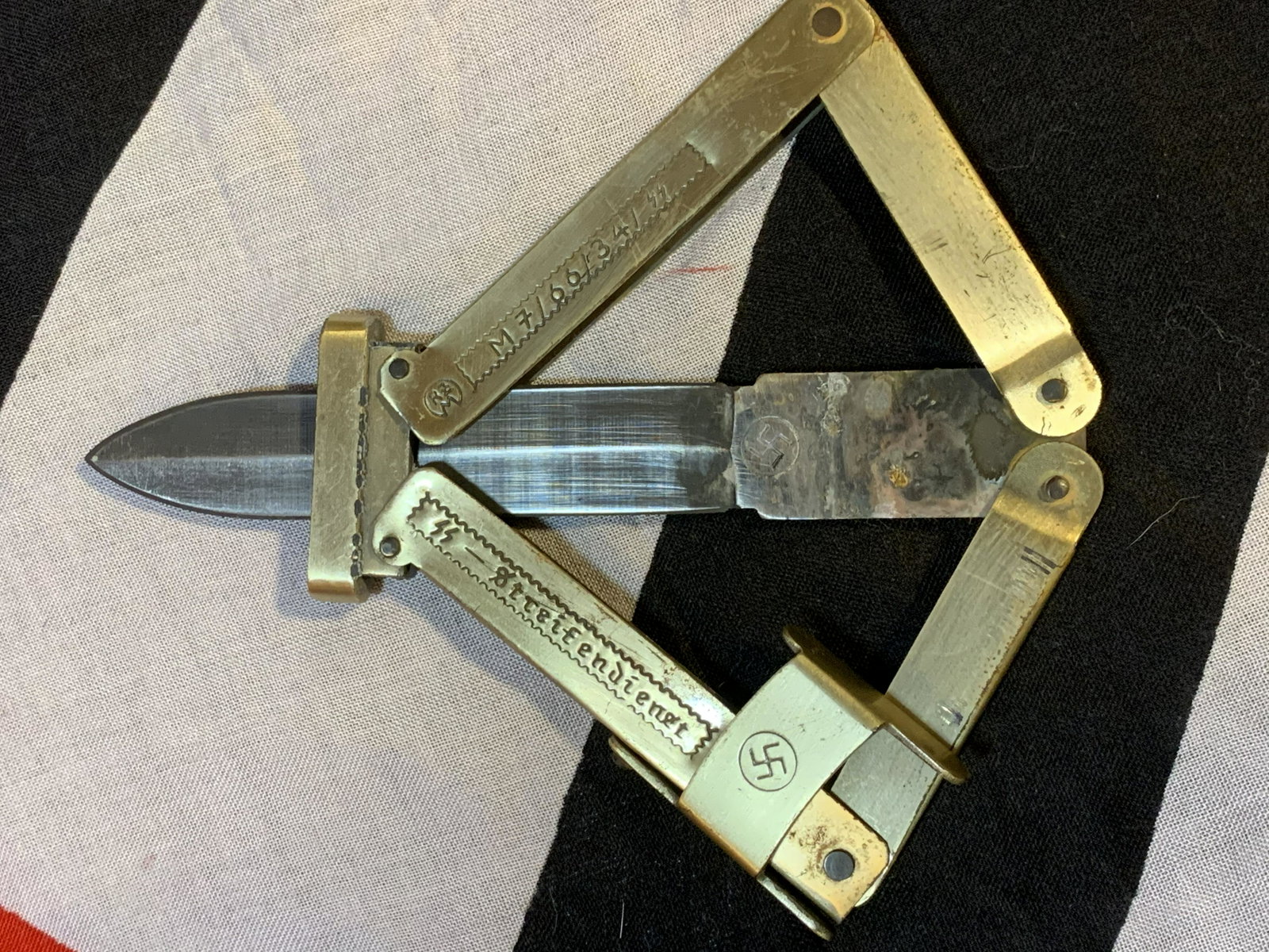 RARE WW2 GERMAN PARATROOPER WAFFEN SS FOLDING KNIFE: RARE WW2 GERMAN PARATROOPER WAFFEN SS FOLDING KNIFE. IN GOOD OVERALL SHAPE AND CONDITION WITH A BEAUTIFUL OVERALL PATINA. THIS RARE KNIFE OPENS AND CLOSES FREELY WITH NO PROBLEMS. READY TO GO INTO YOU