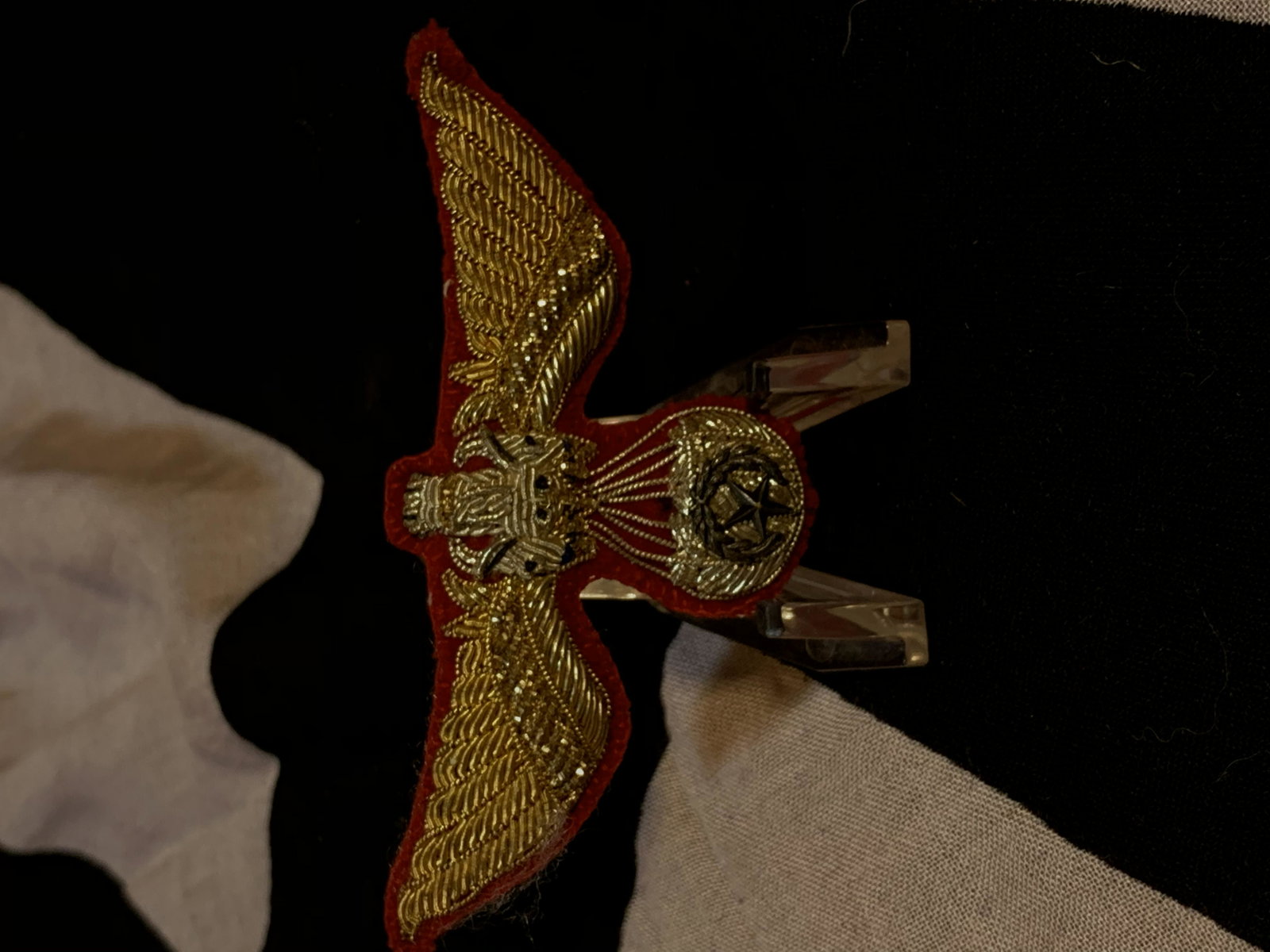POST WW2 AFRICAN PARATROOPER BADGE PIN: POST WW2 AFRICAN PARATROOPER BADGE PIN. PLEASE VIEW ALL DETAILED PICTURES.