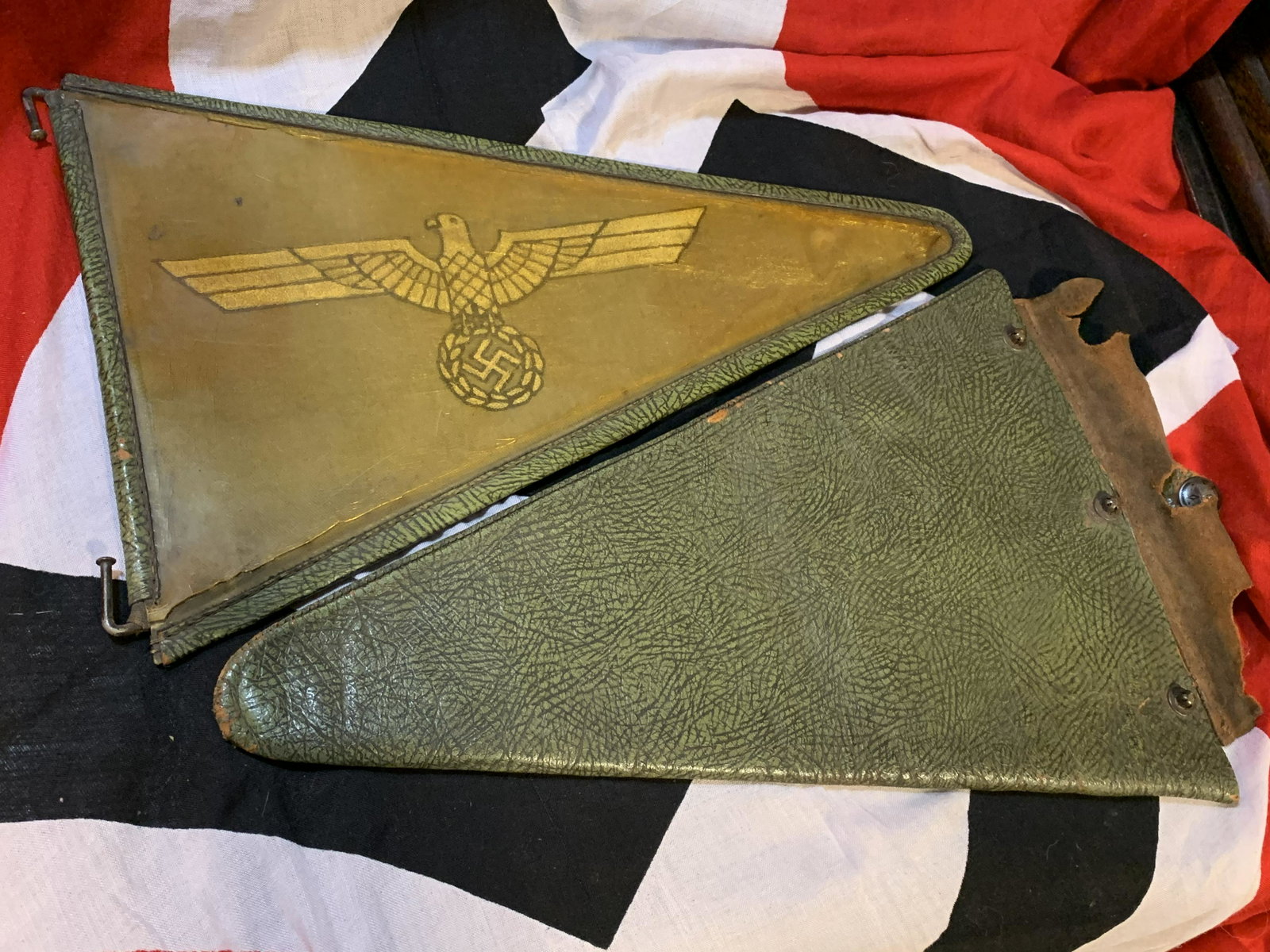 RARE WW2 GERMAN NAZI HEER ARMY PENNANT W/LEATHER CASE: RARE WW2 GERMAN NAZI HEER ARMY PENNANT W/LEATHER CASE. THIS IS A VERY RARE FIND IN MINT OVERALL SHAPE AND CONDITION WITH A BEAUTIFUL OVERALL PATINA. COMES WITH THE LEATHER CASE. THE PENNANT IS IN MINT