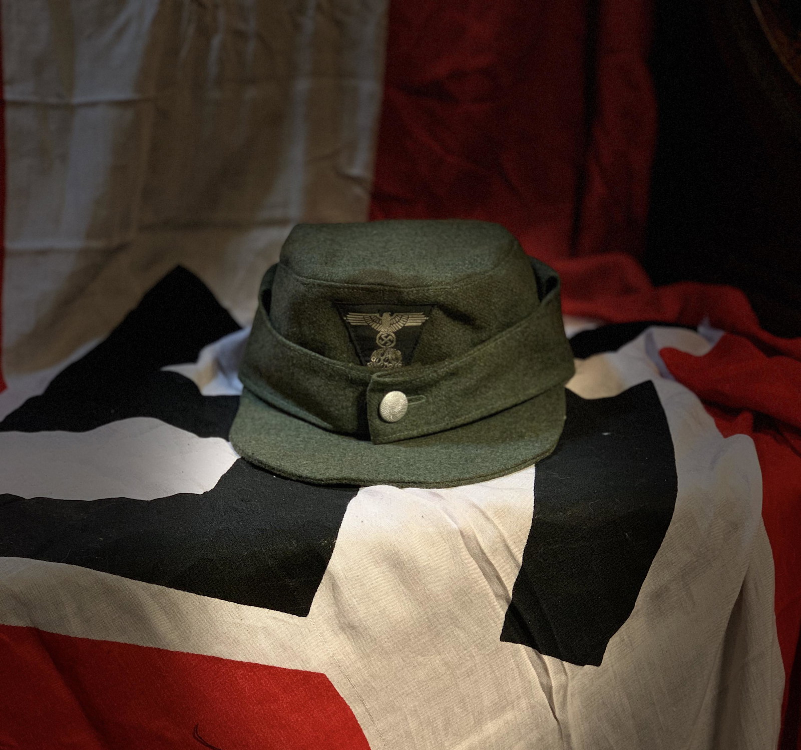 SCARCE WW2 GERMAN WAFFEN SS M43 FIELD CAP: SCARCE WW2 GERMAN WAFFEN SS M43 FIELD CAP. IN EXCELELNT OVERALL SHAPE AND CONDITION, SHOWCASING A BEAUTIFUL OVERALL PATINA. THIS CAP IS MAKER MARKED ON THE INSIDE. A VERY RARE FIND AND AN EXCELLENT AD