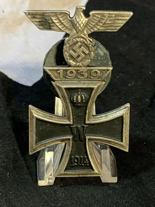 WW2 GERMAN IRON CROSS 1914 1ST CLASS WITH 1939 EAGLE: WW2 GERMAN IRON CROSS 1914 1ST CLASS WITH 1939 EAGLE CLASP. HAS THE RZM AND SS MAKER MARKS ON THE BACK - VIEW PICTURES. The 1914 Iron Cross First Class With Attached 1939 Bar was worn by German soldie