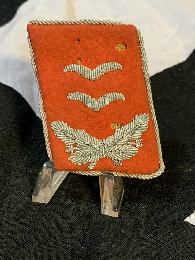 WW2 GERMAN NAZI PARATROOPER COLLAR TAB: WW2 GERMAN NAZI PARATROOPER COLLAR TAB. IN MINT SHAPE AND CONDITION, SHOWCASING A BEAUTIFUL OVERALL PATINA. A GREAT FIND AND AN EXCELLENT ADDITION TO YOUR COLLECTION.