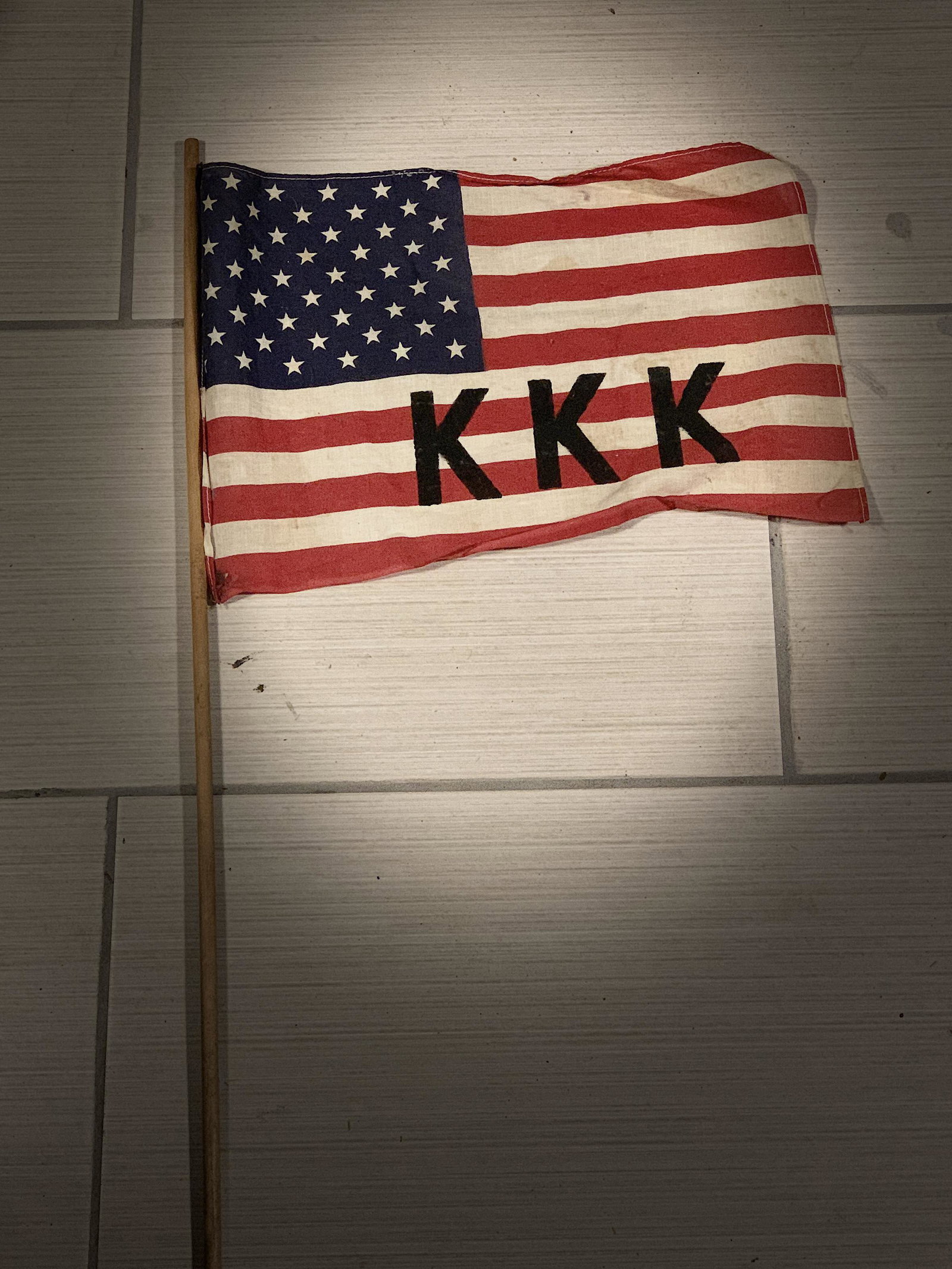 RARE EARLY KKK MEMBERS HAND-FLAG: RARE EARLY KKK MEMBERS HAND-FLAG. IN GOOD SHAPE AND CONDITION WITH A GREAT PATINA THROUGHOUT. THIS IS A RARE FIND. PLEASE VIEW ALL DETAILED PICTURES. A GREAT ADDITION TO YOUR HISTORY COLLECTION.