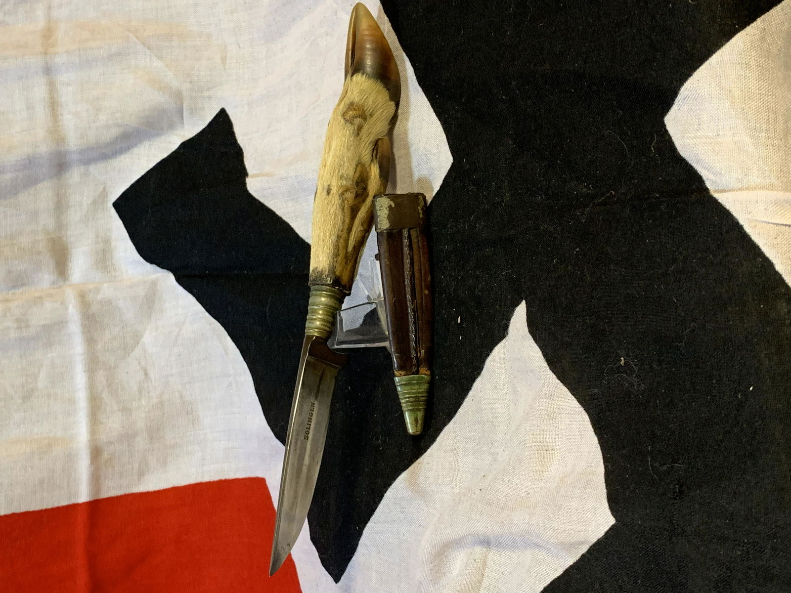 WW2 ERA GERMAN SOLINGEN HUNTING KNIFE W/SHEATH: WW2 ERA GERMAN SOLINGEN HUNTING KNIFE W/SHEATH. IN GOOD OVERALL SHAPE AND CONDITION WITH A BEAUTIFUL OVERALL PATINA. A GREAT ADDITION TO YOUR COLLECTION.