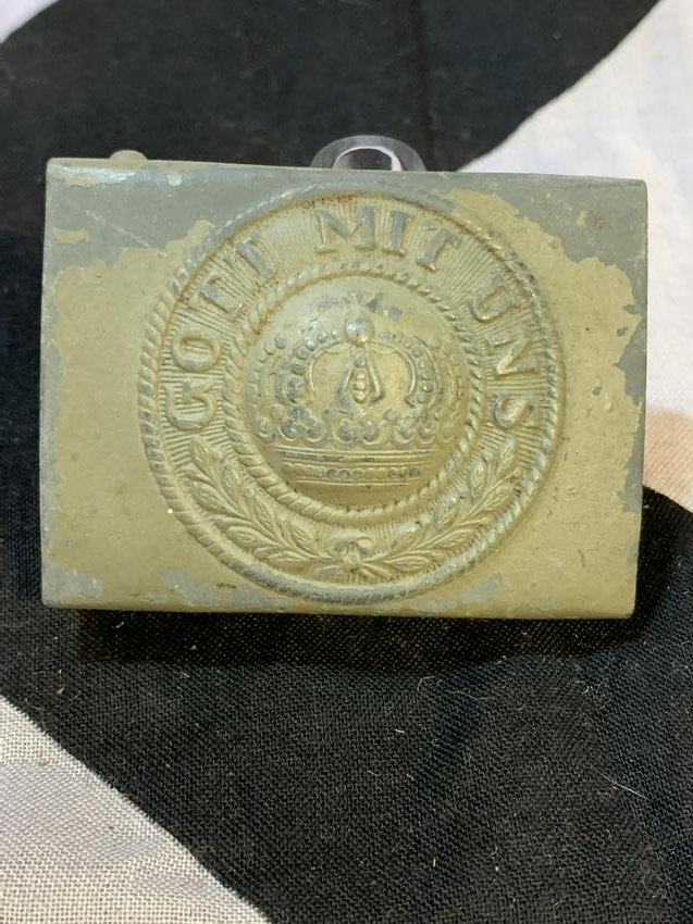 WW1 GERMAN GOTT MIT UNS BELT BUCKLE: WW1 GERMAN GOTT MIT UNS BELT BUCKLE. IN GOOD OVERALL SHAPE AND CONDITION WITH A BEAUTIFUL OVERALL PATINA. PLEASE VIEW ALL DETAILED PICTURES. A GREAT FIND AND AN EXCELLENT ADDITION TO YOUR COLLECTION.