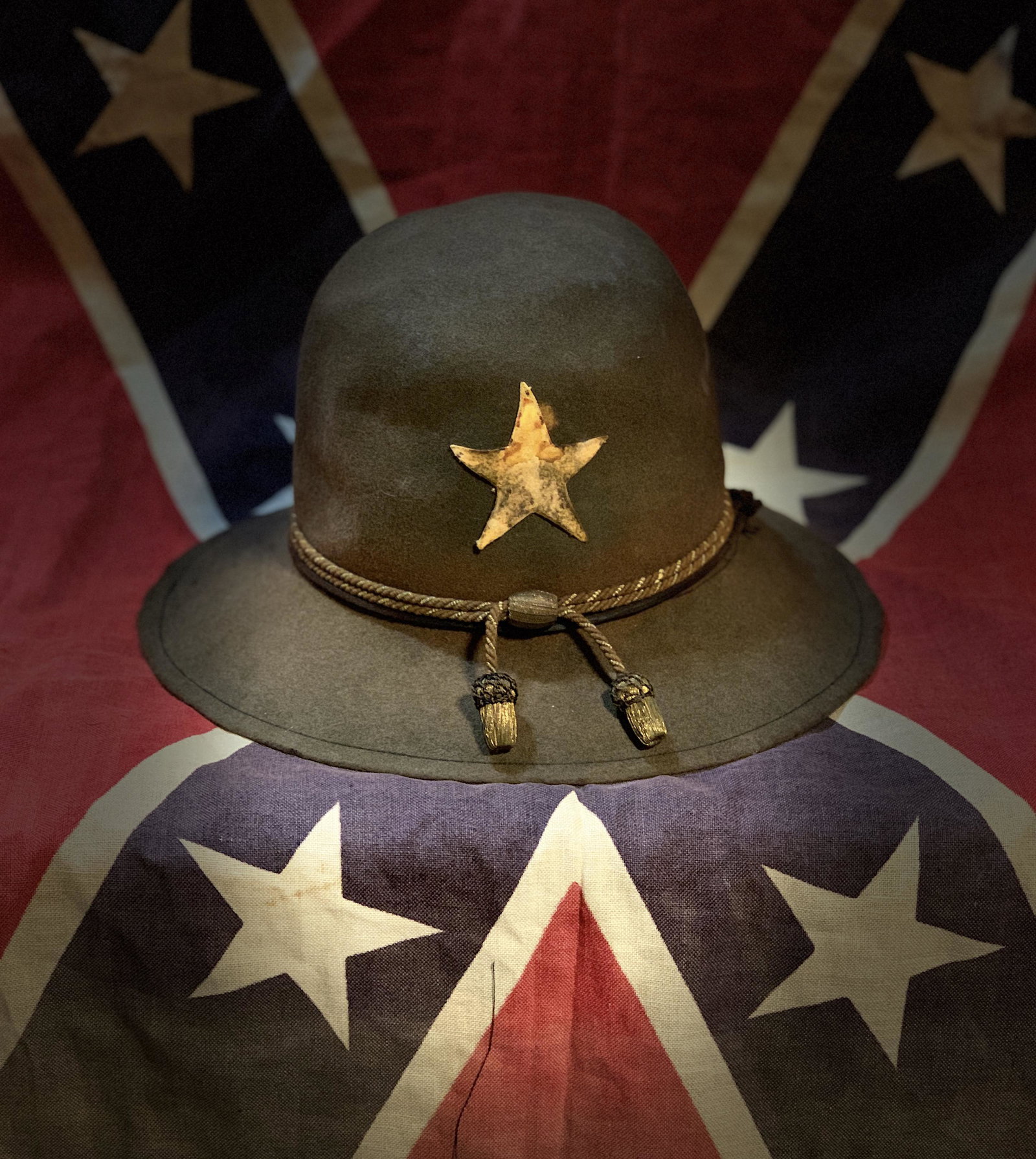 RARE CIVIL WAR CONFEDERATE TEXAS OFFICERS SLOUCH HAT: RARE CIVIL WAR CONFEDERATE TEXAS OFFICERS SLOUCH HAT CAP KEPI. IN MINT OVERALL SHAPE AND CONDITION WITH A BEAUTIFUL OVERALL PATINA. THIS SLOUCH HAT IS TRULY A SHOWPIECE SHOWCASING A NICE BROWNISH/GREE