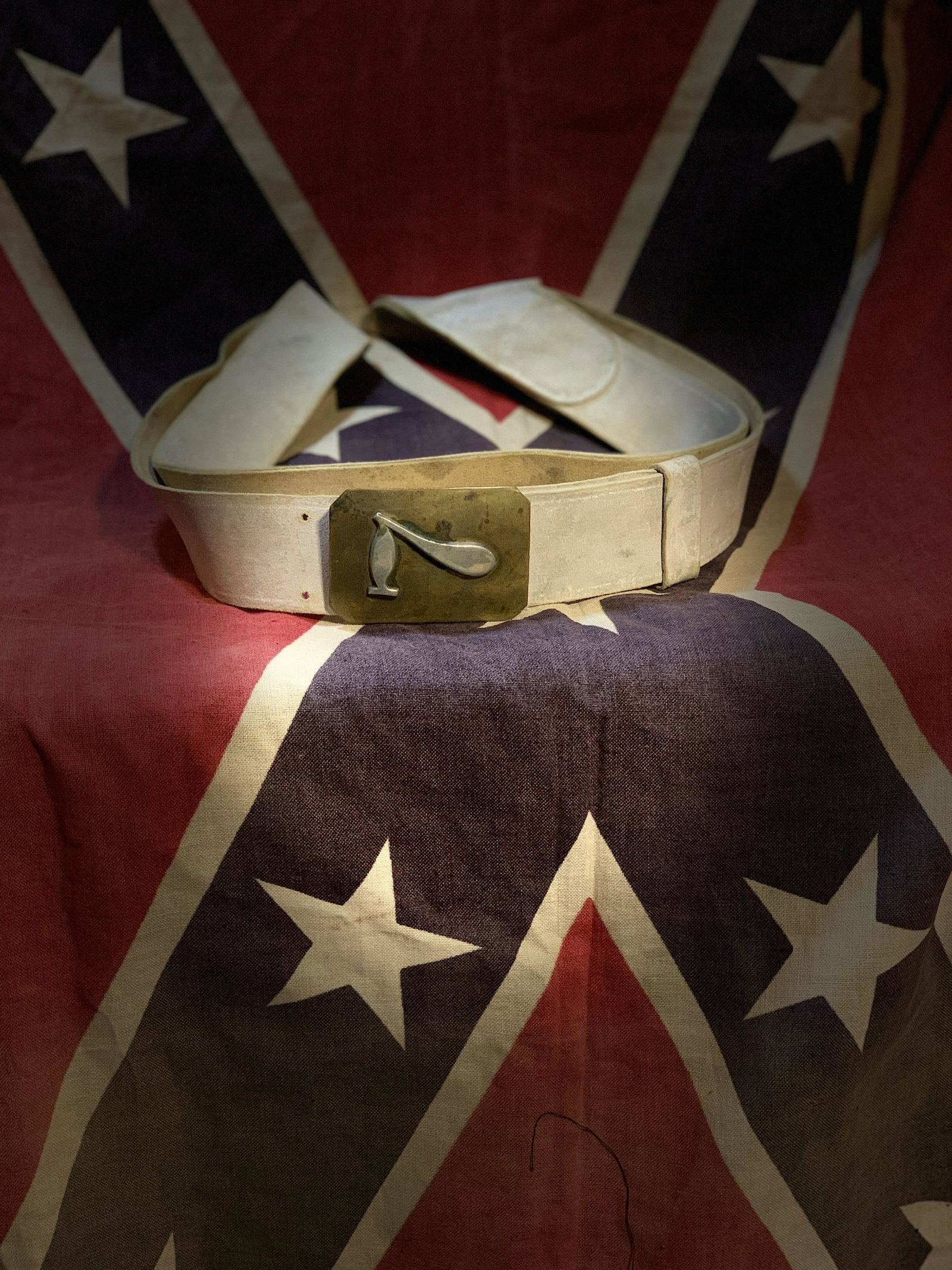 RARE CIVIL WAR CONFEDERATE BELT WITH FLAG HOLDER: RARE CIVIL WAR CONFEDERATE BELT WITH FLAG HOLDER. BEAUTIFUL WHITE BUFFALO LEATHER WITH THE BELT BUCKLE WITH #7 INSIGNIA ON IT - THE REGIMENT NUMBER? HAS A BEAUTIFUL OVERALL LOOK TO IT WITH EXCELLENT O