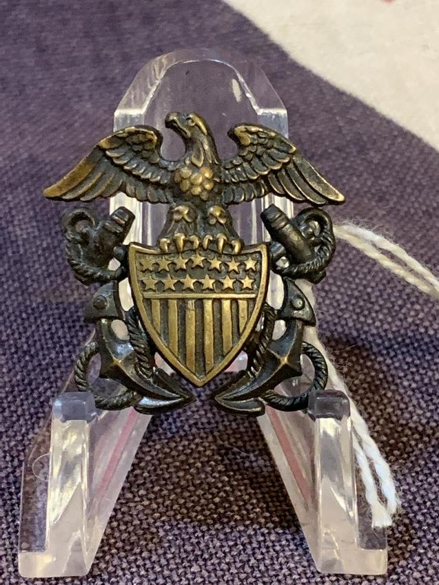 WW2 U.S. NAVY HAT BADGE: WW2 U.S. NAVY HAT BADGE. IN MINT OVERALL SHAPE AND CONDITION. A GREAT FIND AND AN EXCELLENT ADDITION TO YOUR COLLECTION.