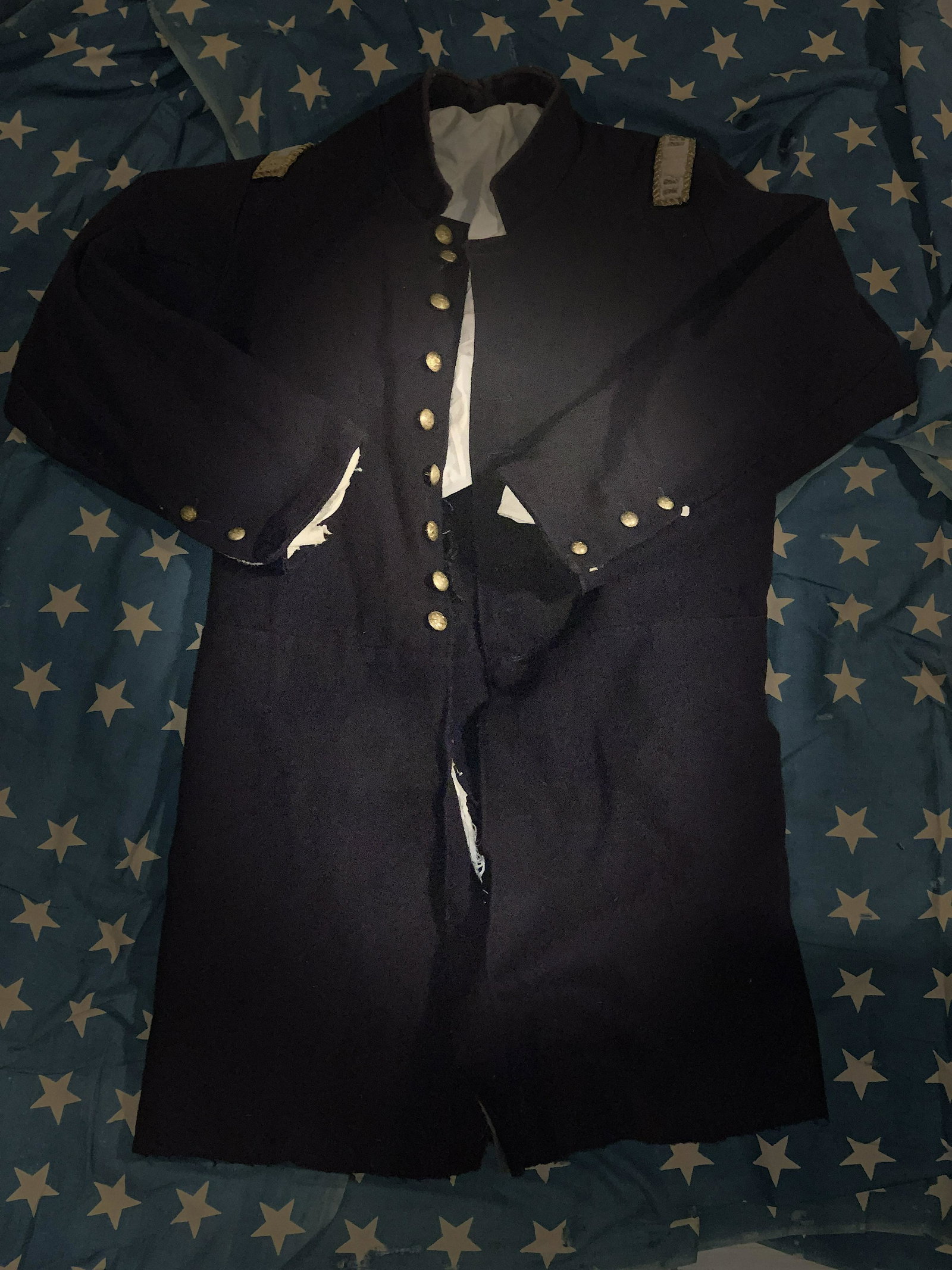 OLD CIVIL WAR UNION OFFICERS FROCK COAT: OLD CIVIL WAR UNION OFFICERS FROCK COAT. IN GOOD OVERALL SHAPE AND CONDITION WITH A BEAUTIFUL OVERALL PATINA. APPEARS TO BE WELL WORN AND IN MINT SHAPE WITH A LITTLE TEARS, MOTH HOLES, ETC. PLEASE VIE