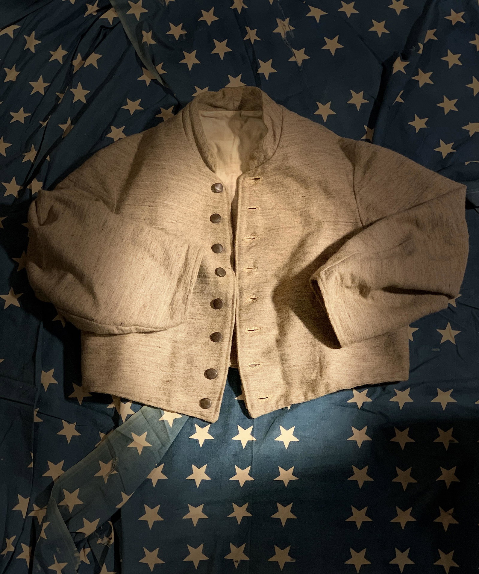 OLD CIVIL WAR CONFEDERATE OFFICERS SHELL JACKET: OLD CIVIL WAR CONFEDERATE OFFICERS SHELL JACKET. IN GOOD OVERALL SHAPE AND CONDITION WITH A BEAUTIFUL OVERALL PATINA. THIS COAT HAS PLAIN BUTTONS. APPEARS TO BE HAND-STITCHED. PLEAE VIEW ALL DETAILED 